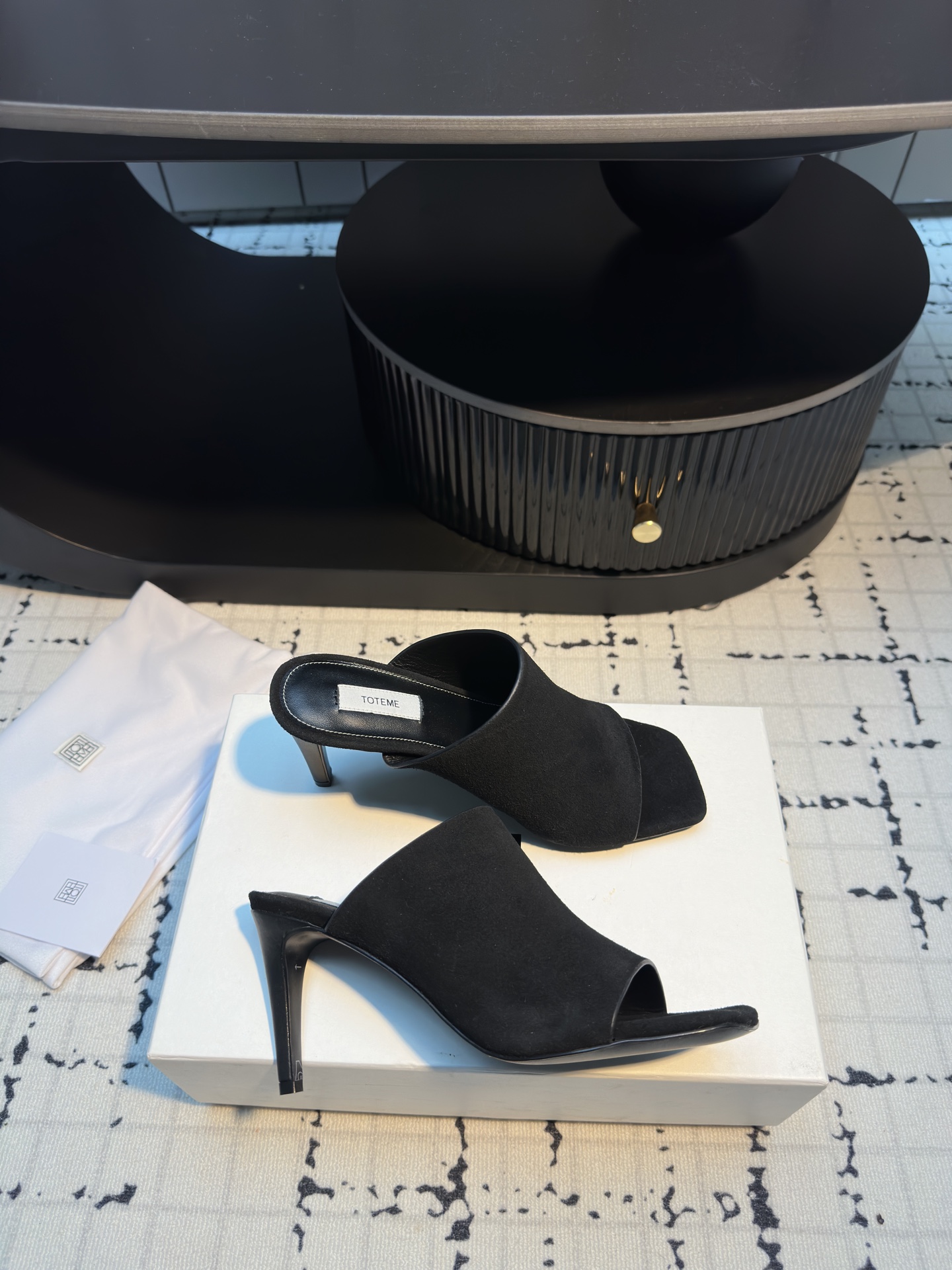 TOTEME 25s Flat-Bed Slippers: Soft, Elegant, High Fashion with Cow Velvet and Sheep Skin - 图片 3