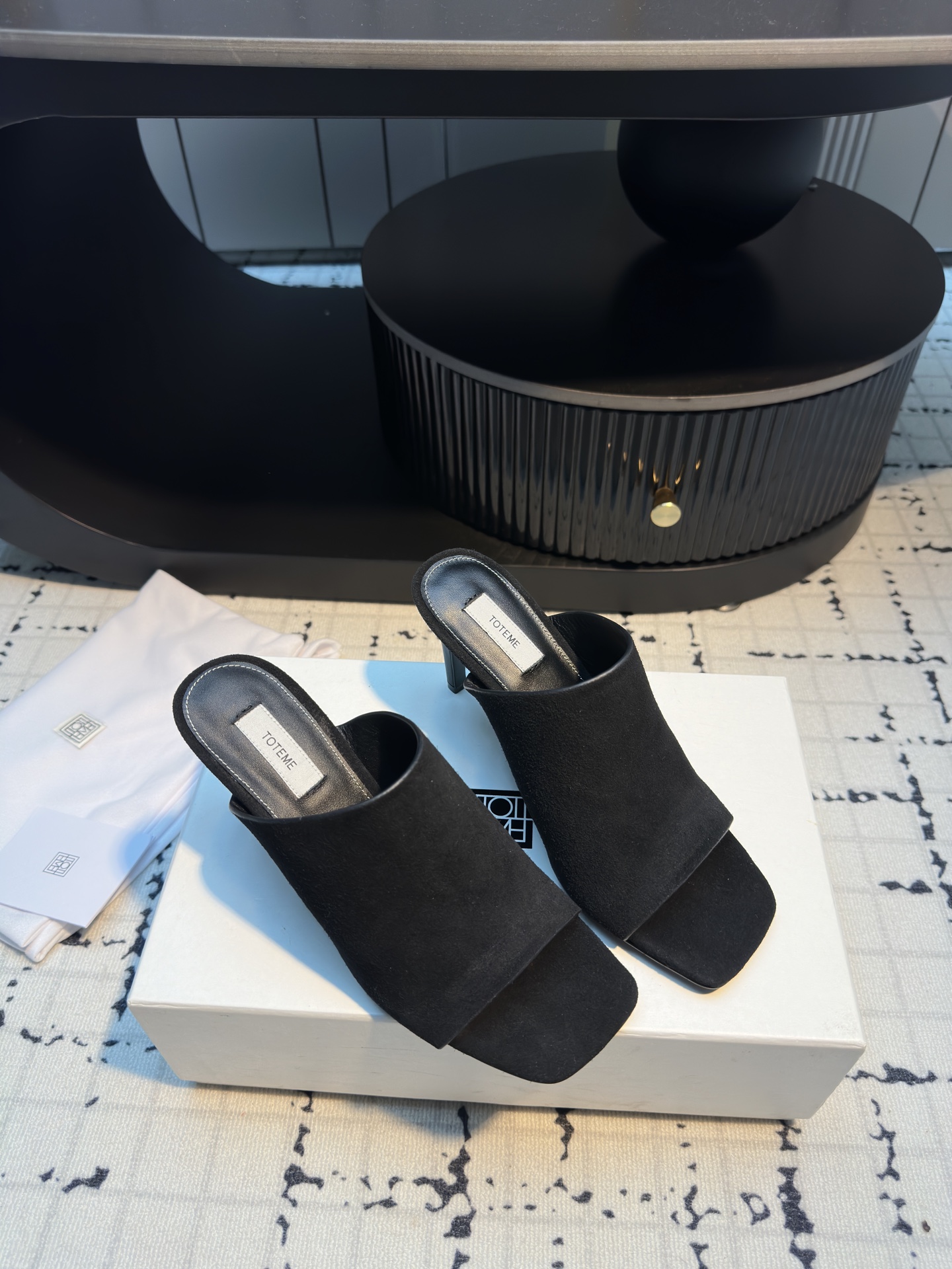 TOTEME 25s Flat-Bed Slippers: Soft, Elegant, High Fashion with Cow Velvet and Sheep Skin - 图片 1