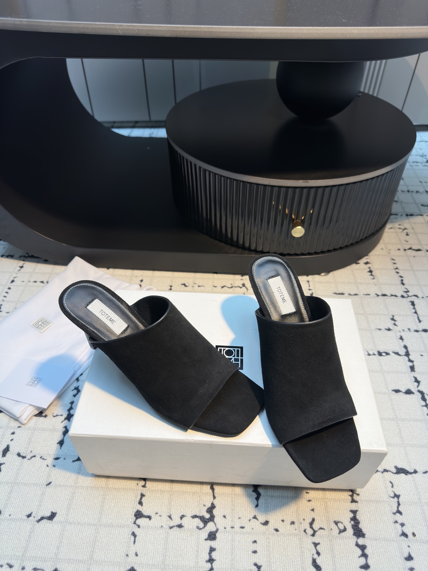 TOTEME 25s Flat-Bed Slippers: Soft, Elegant, High Fashion with Cow Velvet and Sheep Skin - 图片 2