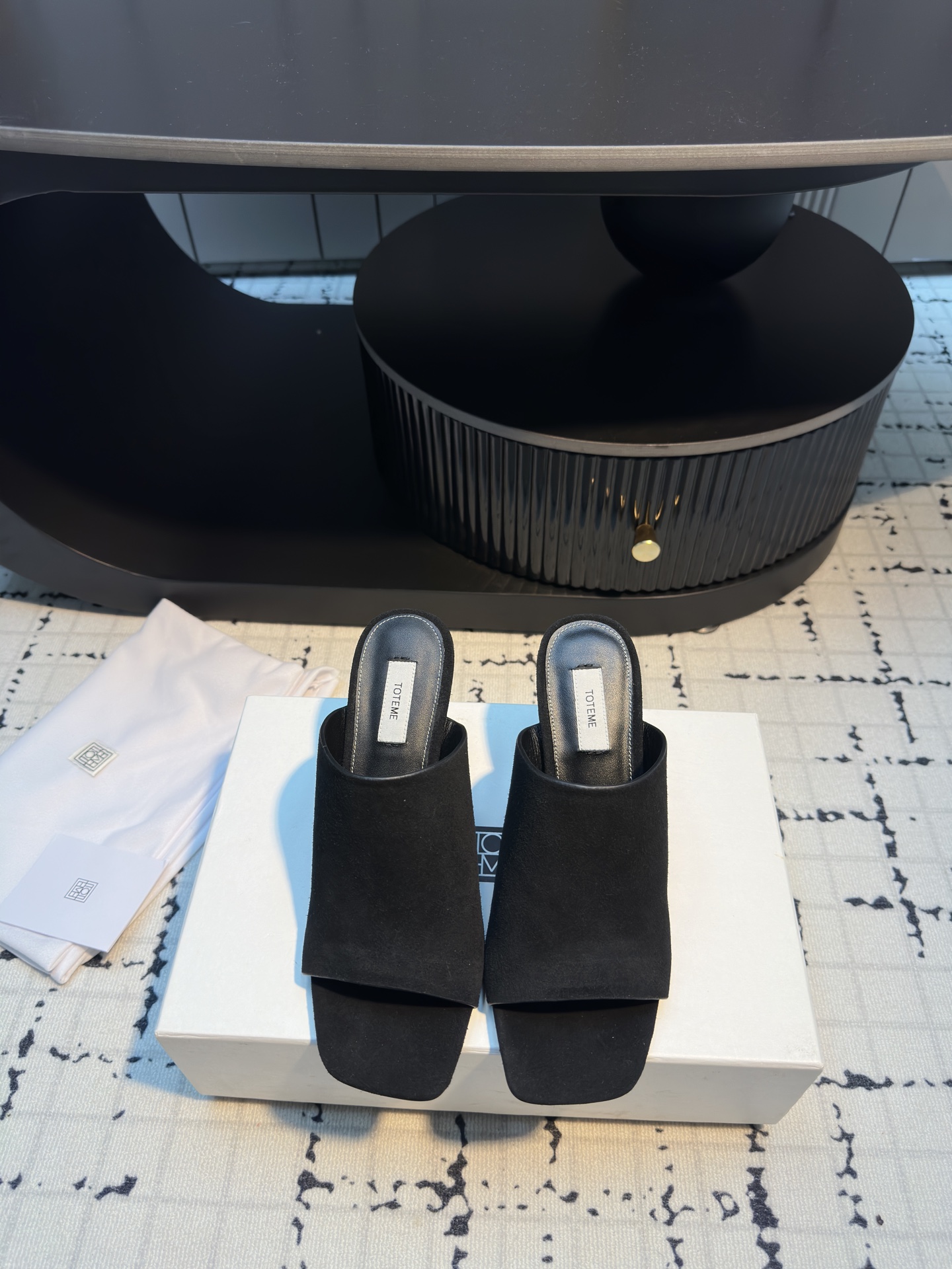 TOTEME 25s Flat-Bed Slippers: Soft, Elegant, High Fashion with Cow Velvet and Sheep Skin - 图片 6