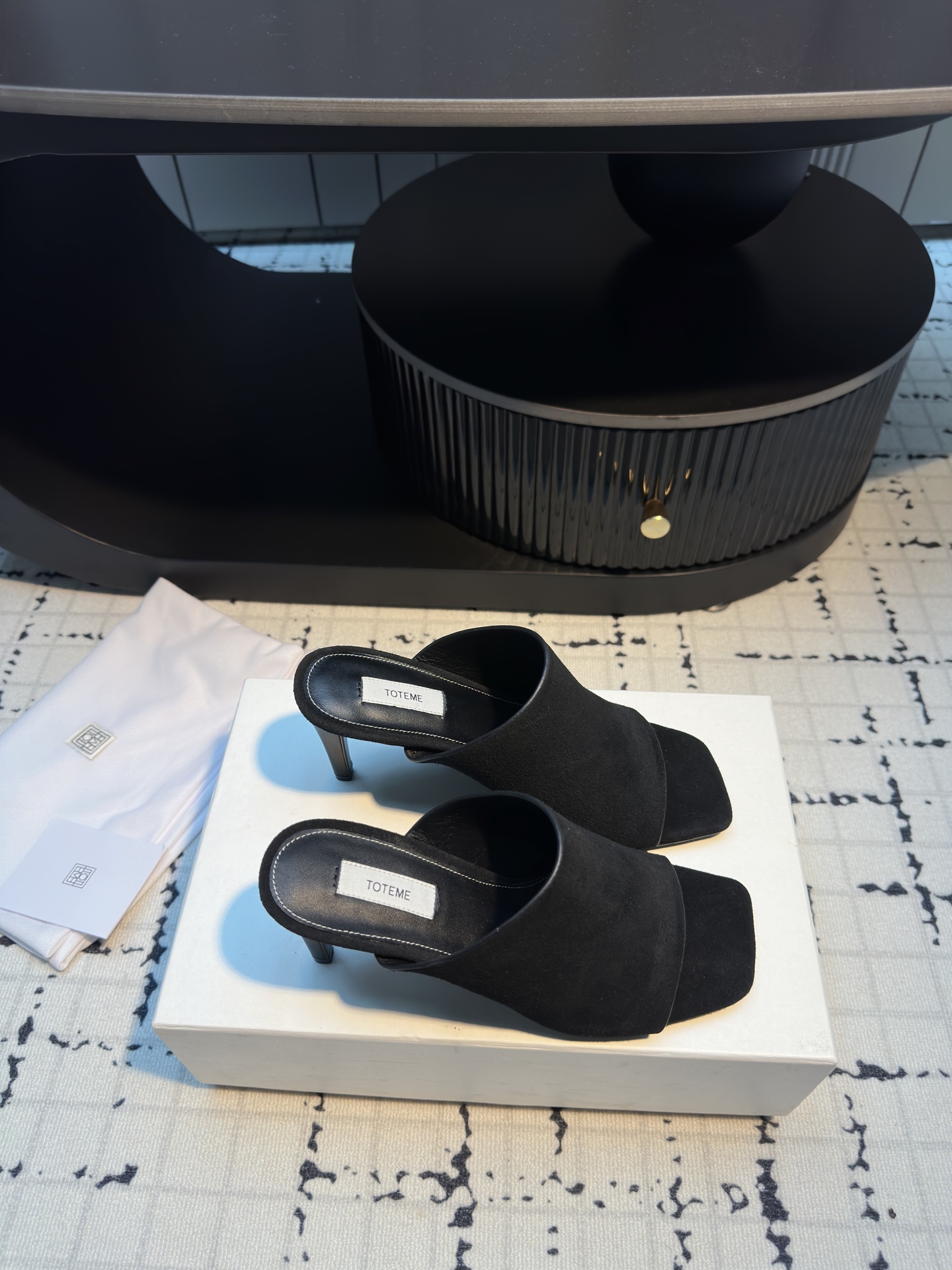 TOTEME 25s Flat-Bed Slippers: Soft, Elegant, High Fashion with Cow Velvet and Sheep Skin - 图片 5