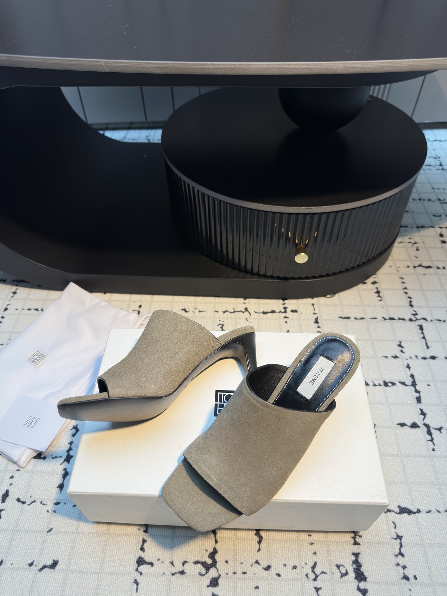 TOTEME 25s: Elegant Flat-Bed Slippers with High-Quality Materials - 图片 6