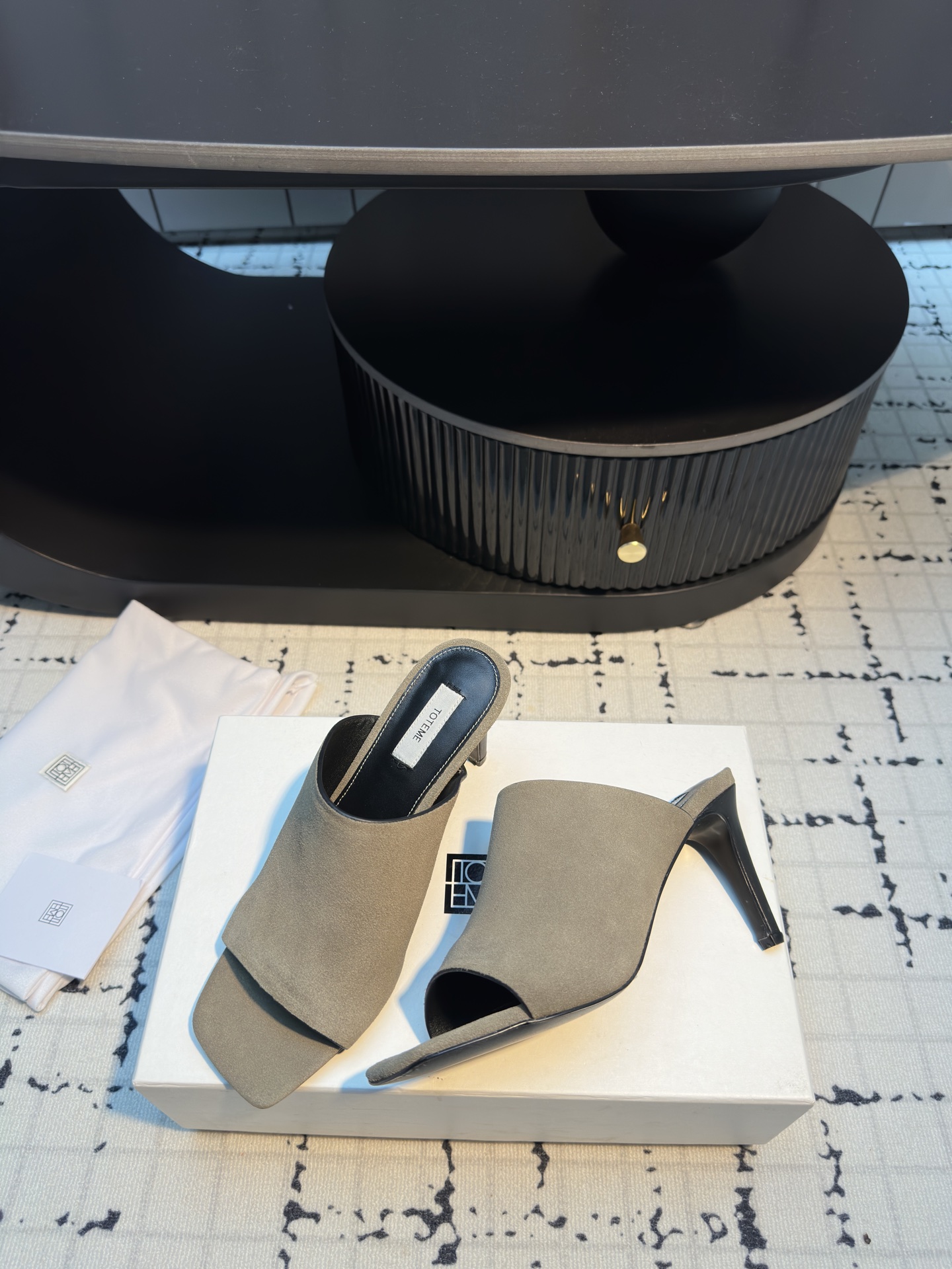 TOTEME 25s: Elegant Flat-Bed Slippers with High-Quality Materials - 图片 5