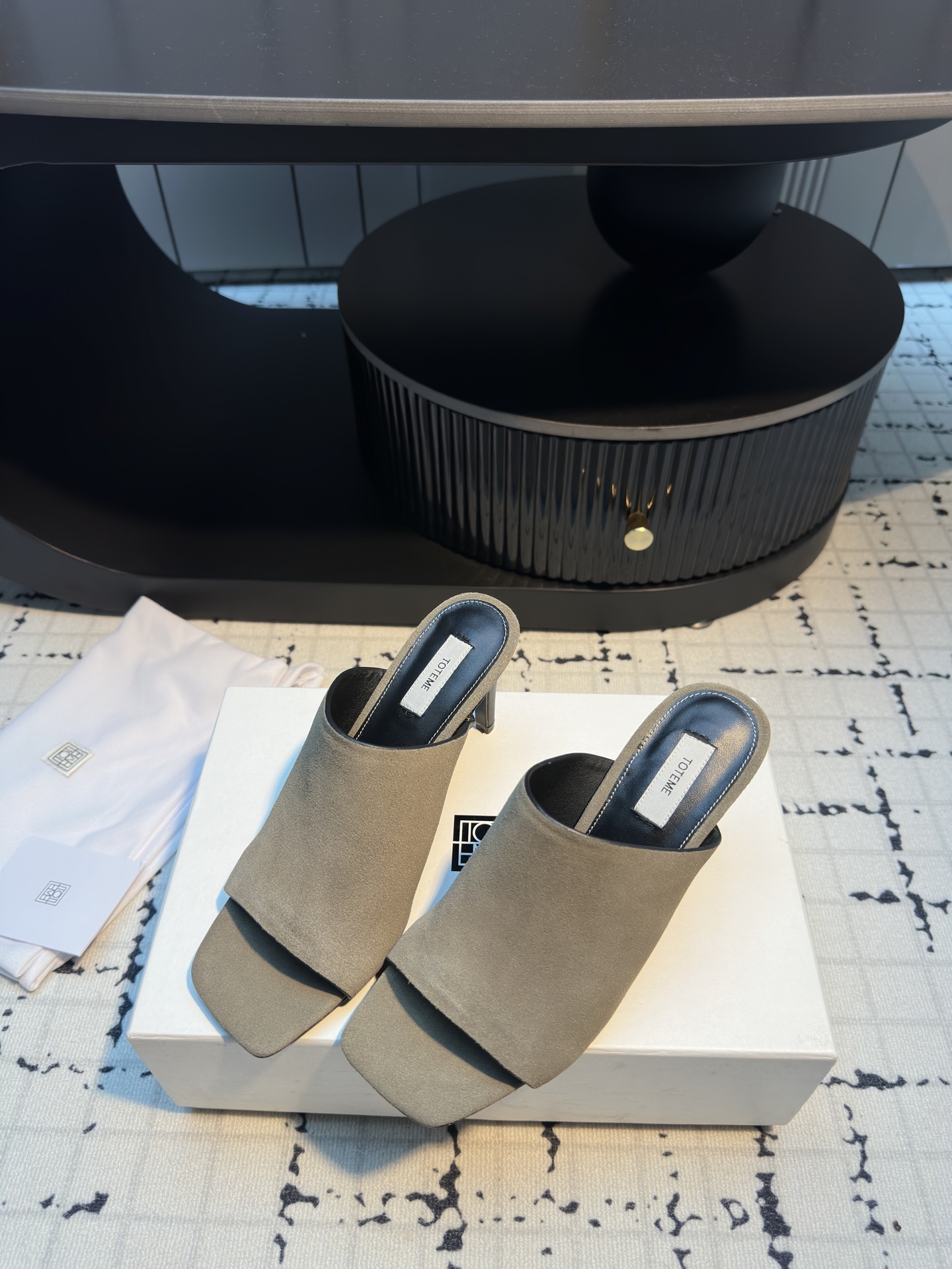 TOTEME 25s: Elegant Flat-Bed Slippers with High-Quality Materials - 图片 2
