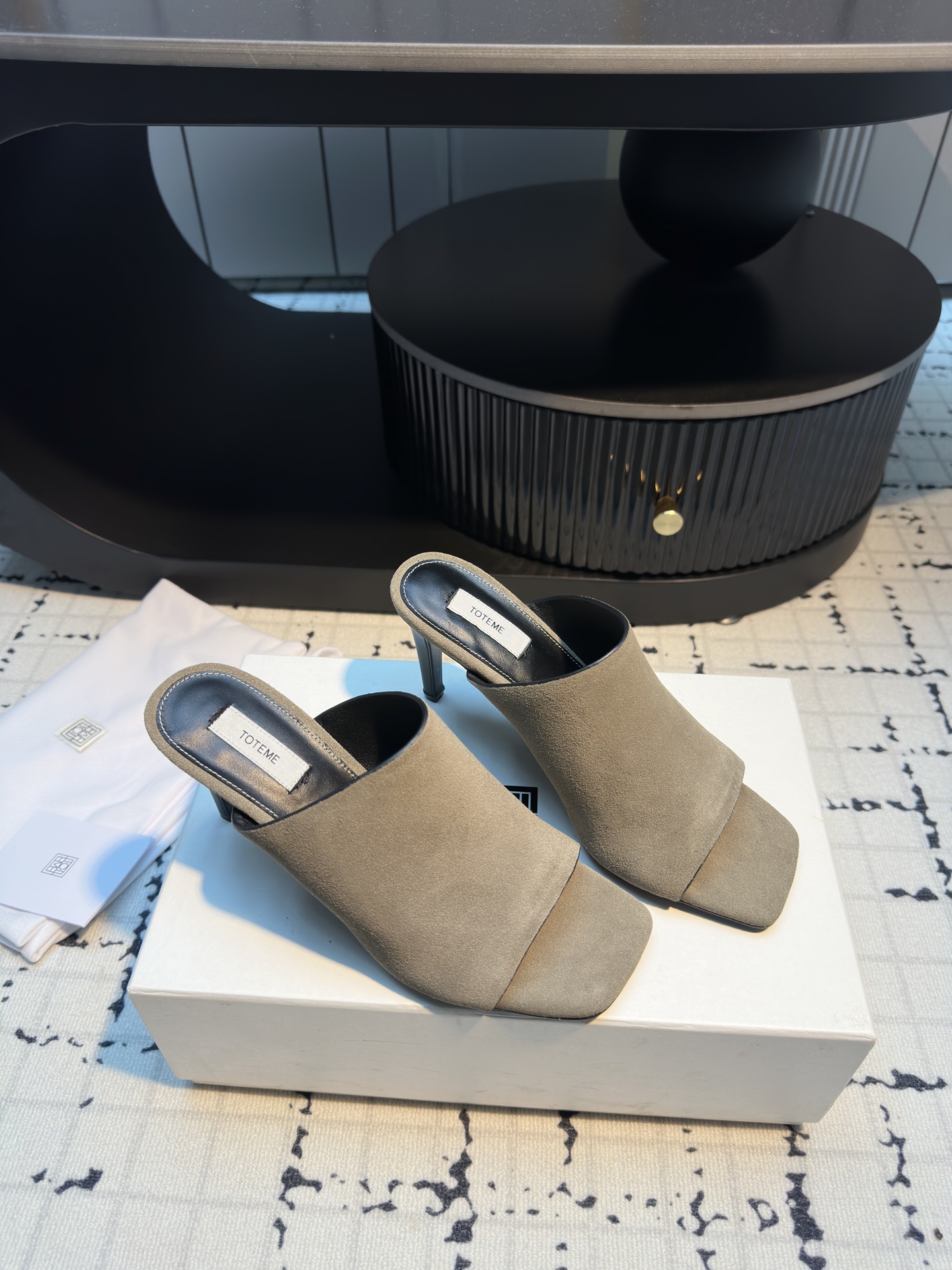 TOTEME 25s: Elegant Flat-Bed Slippers with High-Quality Materials - 图片 1