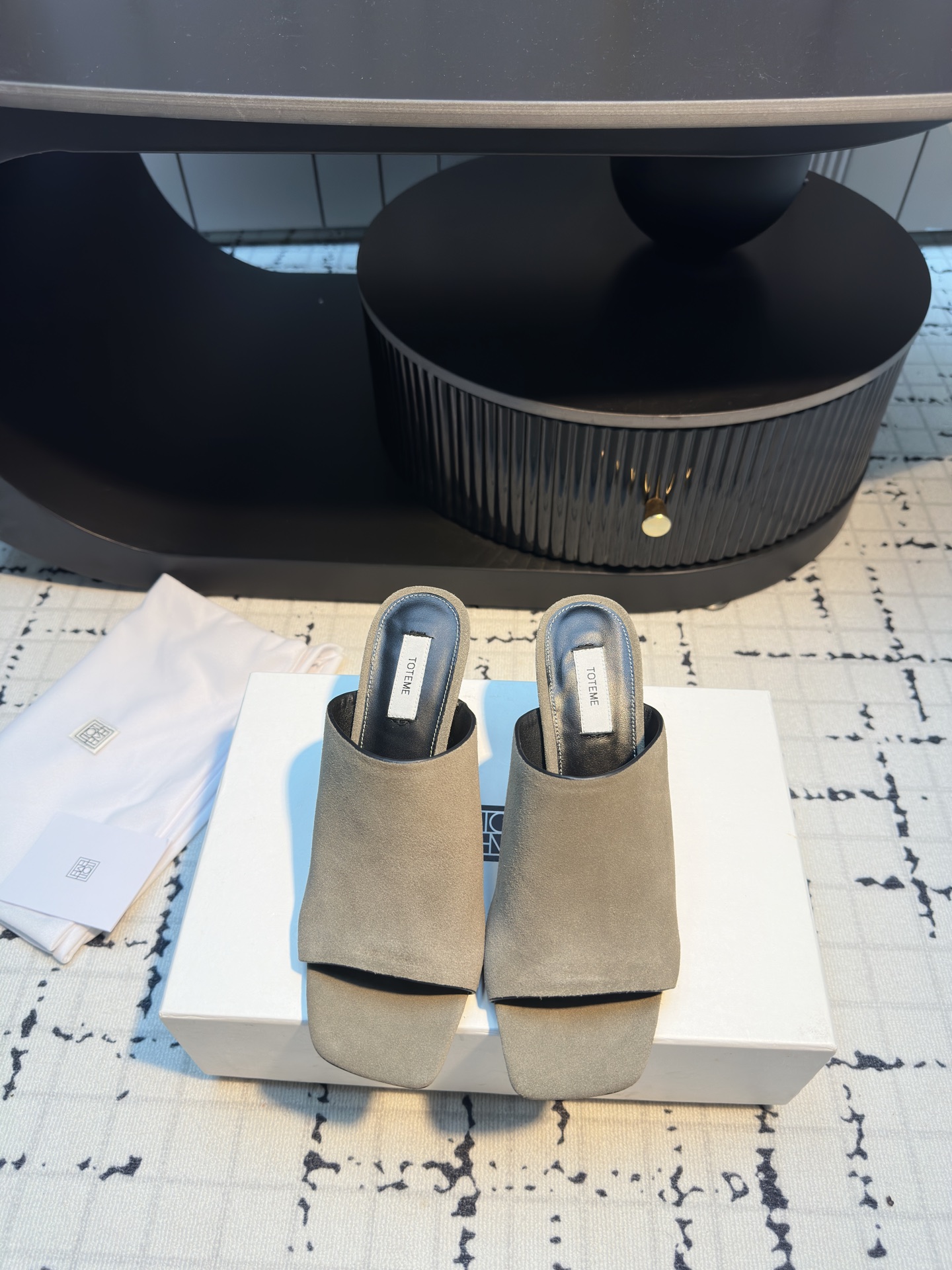 TOTEME 25s: Elegant Flat-Bed Slippers with High-Quality Materials - 图片 7