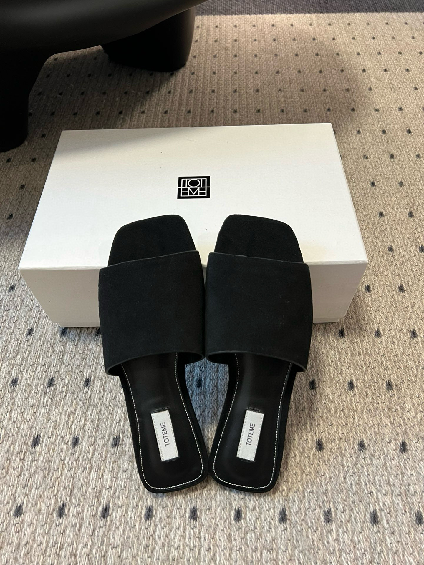 TOTEME 25s: Elegant Flat-Bed Slippers with Luxe Materials - 图片 7