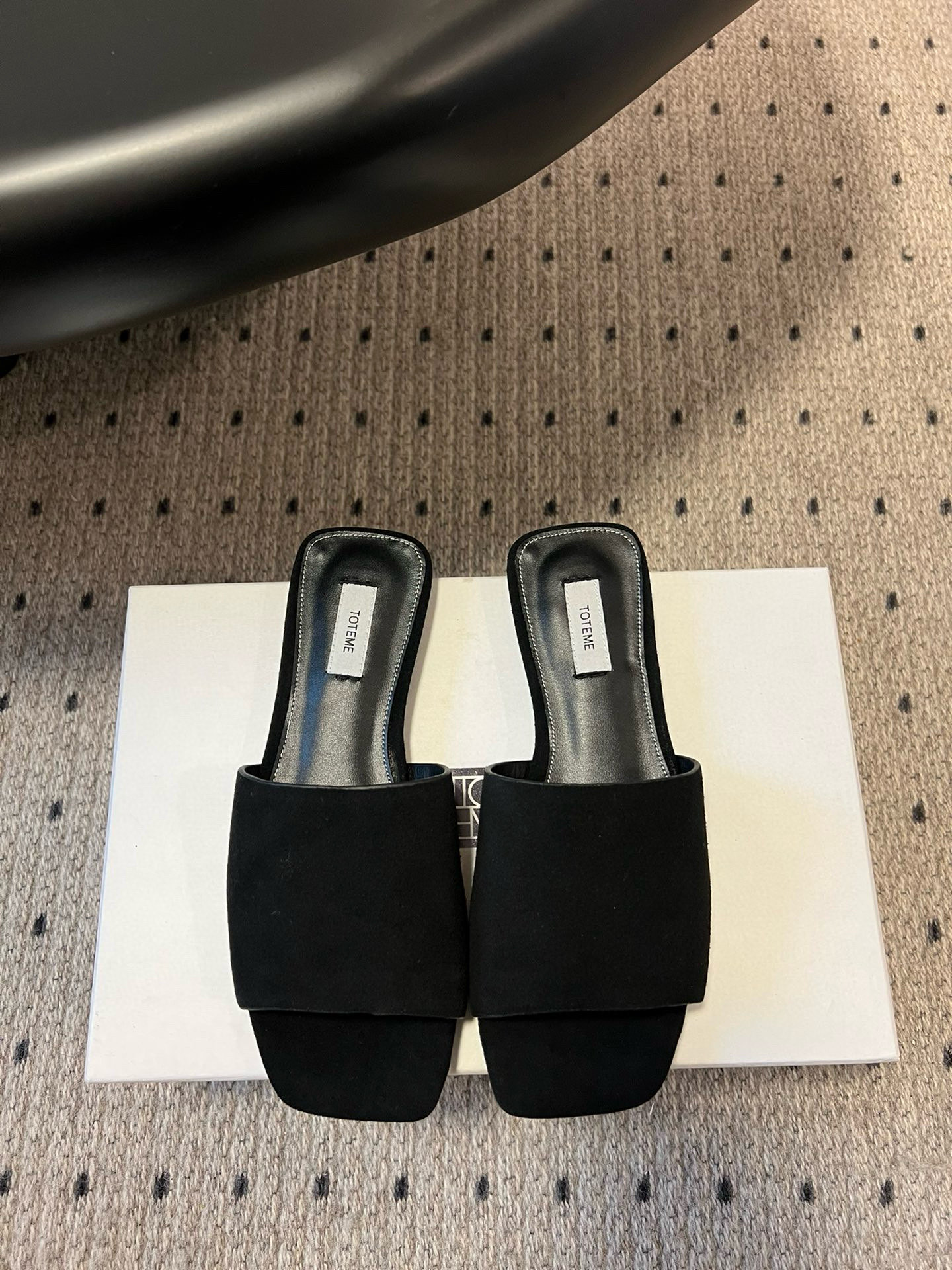 TOTEME 25s: Elegant Flat-Bed Slippers with Luxe Materials