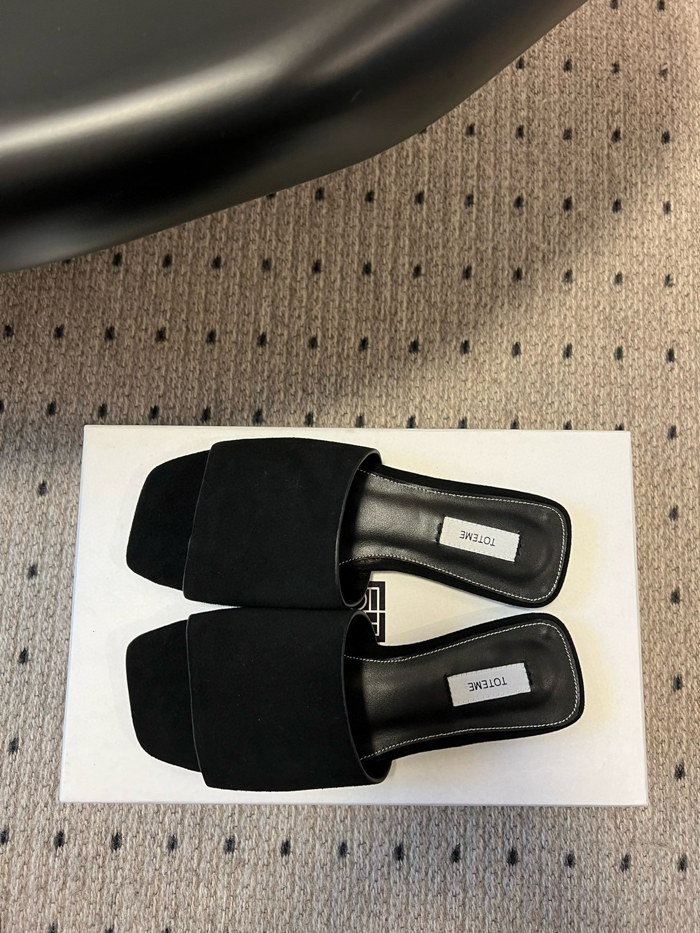 TOTEME 25s: Elegant Flat-Bed Slippers with Luxe Materials - 图片 2
