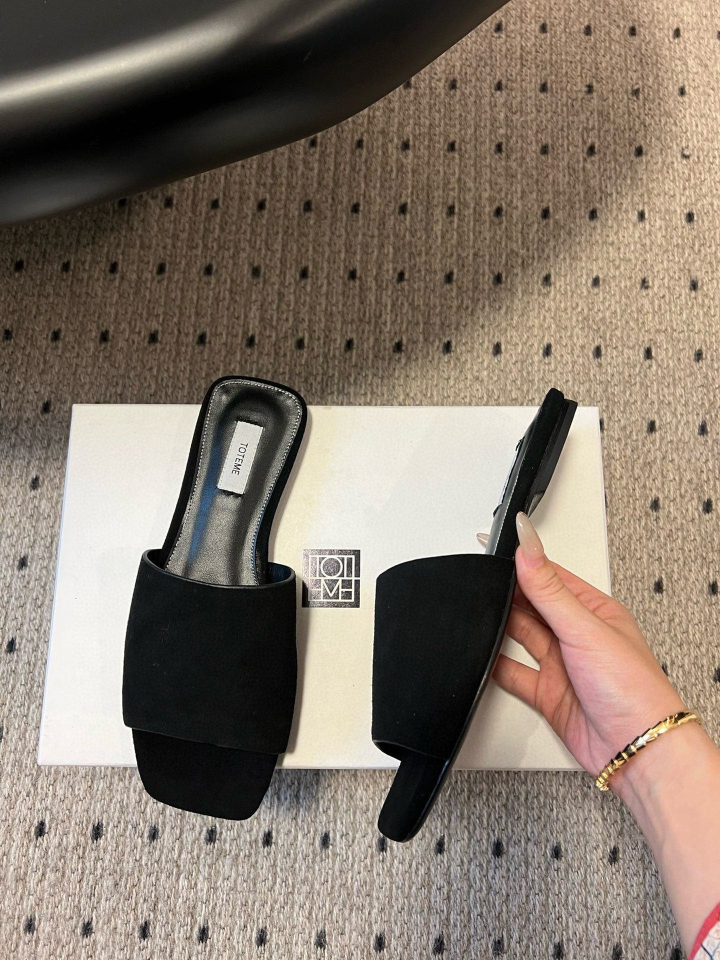 TOTEME 25s: Elegant Flat-Bed Slippers with Luxe Materials - 图片 5