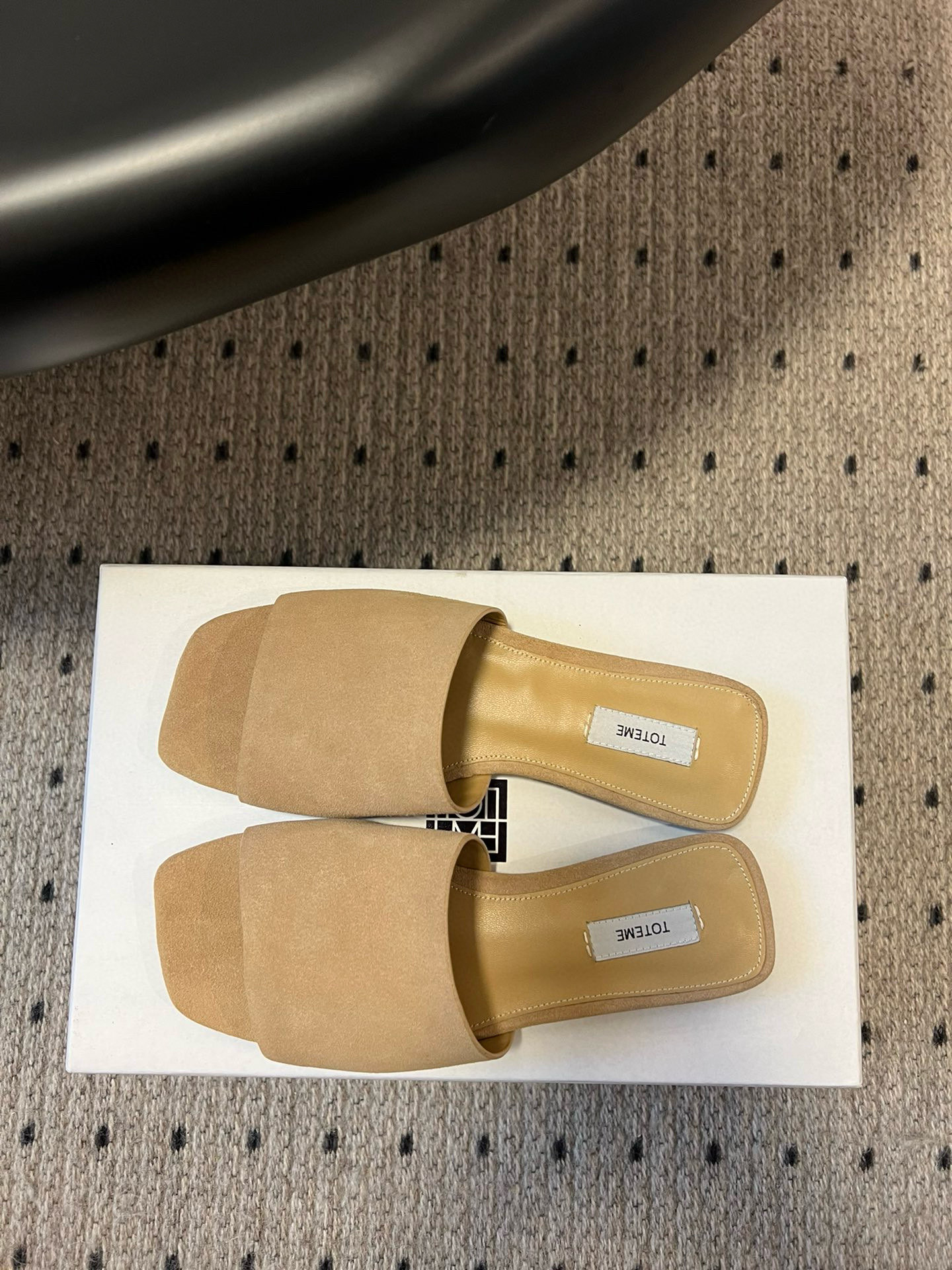 TOTEME 25s: Stylish Flat-Bed Slippers with High-Quality Materials - 图片 2