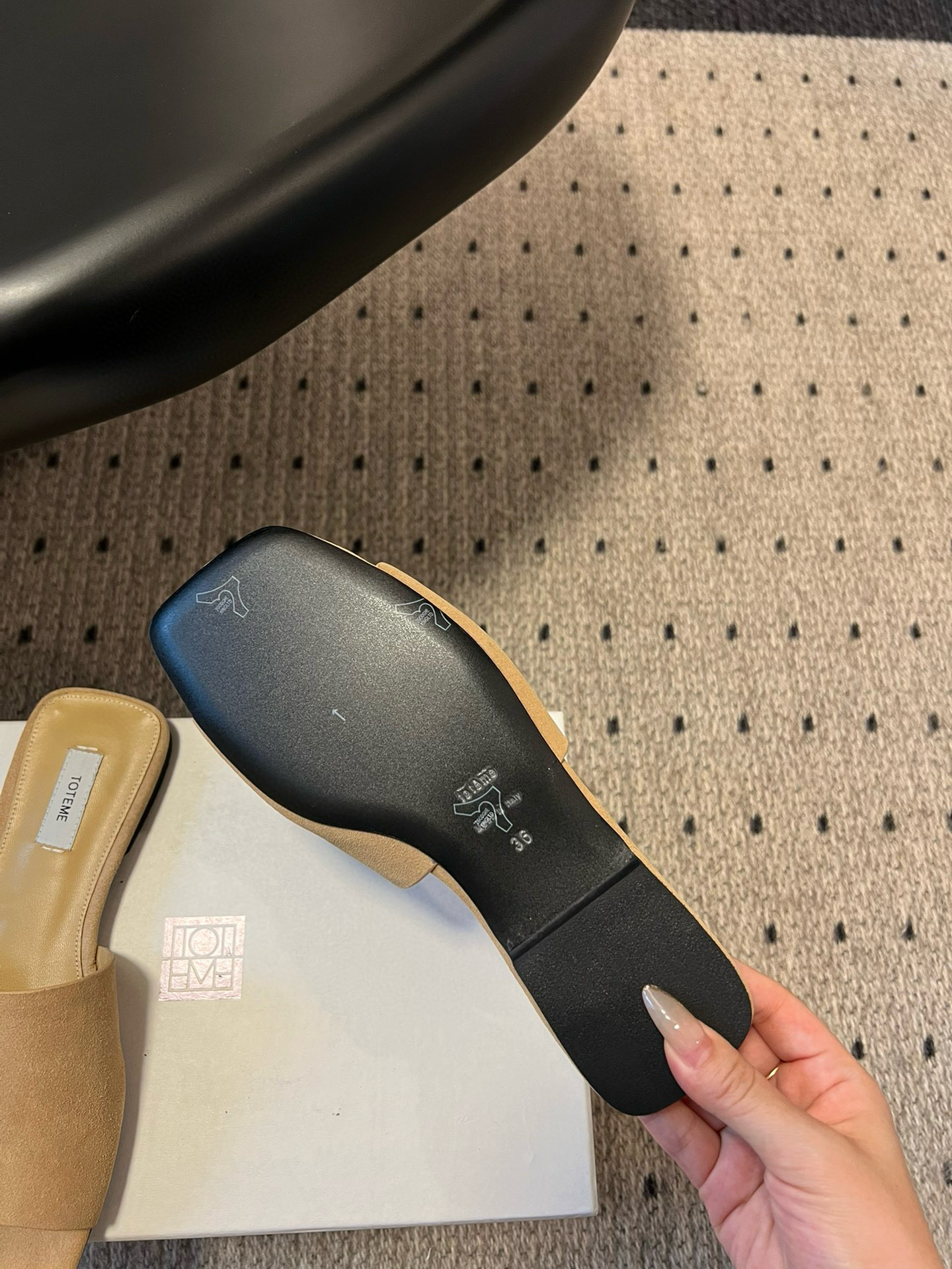 TOTEME 25s: Stylish Flat-Bed Slippers with High-Quality Materials - 图片 6