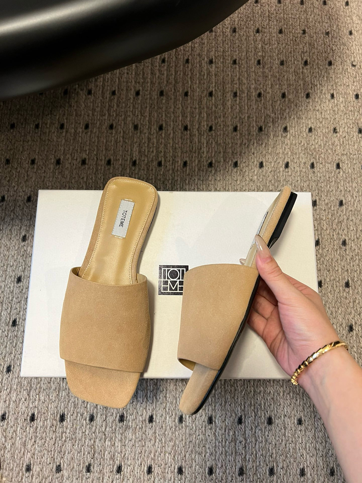 TOTEME 25s: Stylish Flat-Bed Slippers with High-Quality Materials - 图片 5