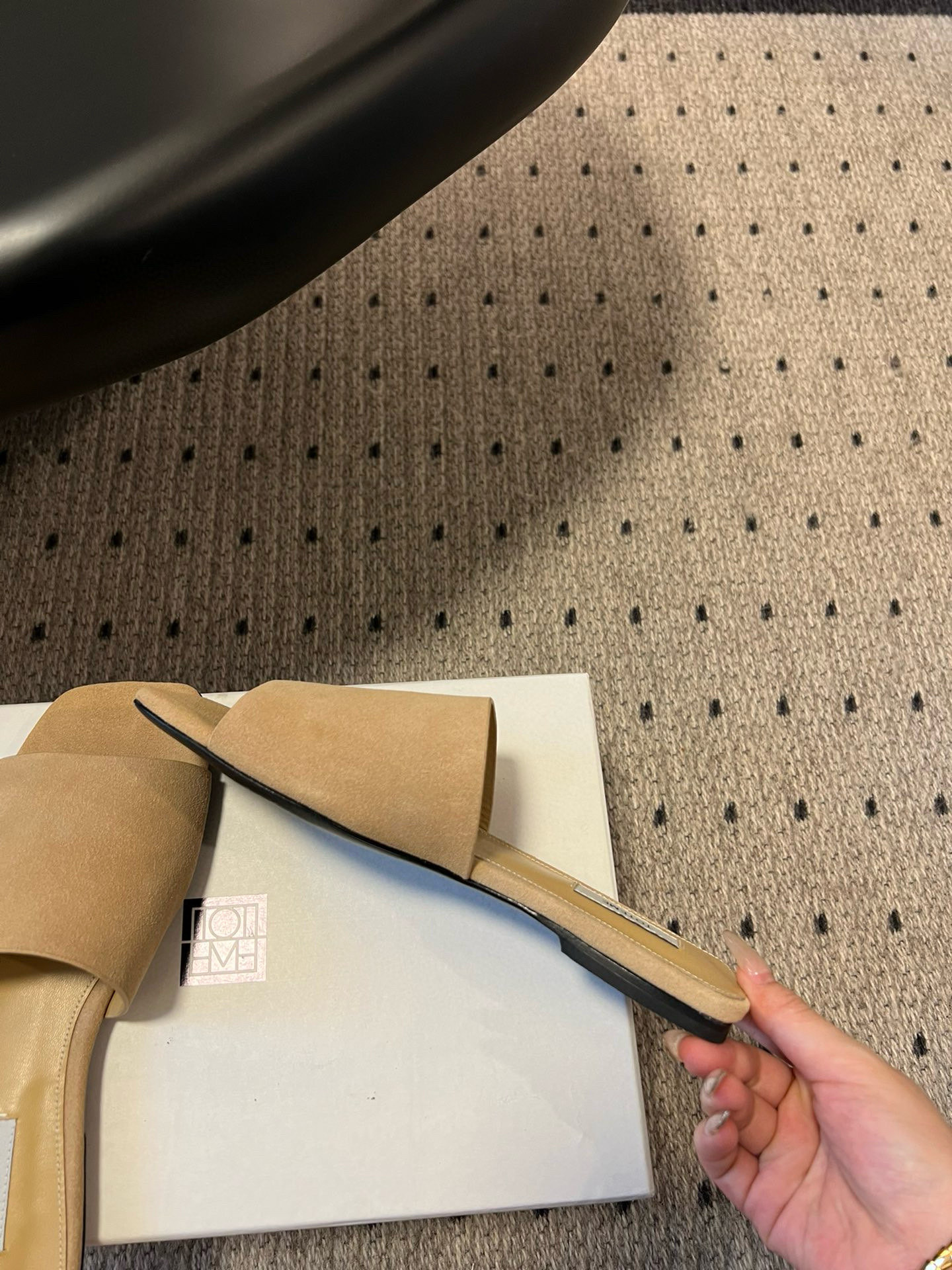 TOTEME 25s: Stylish Flat-Bed Slippers with High-Quality Materials - 图片 8