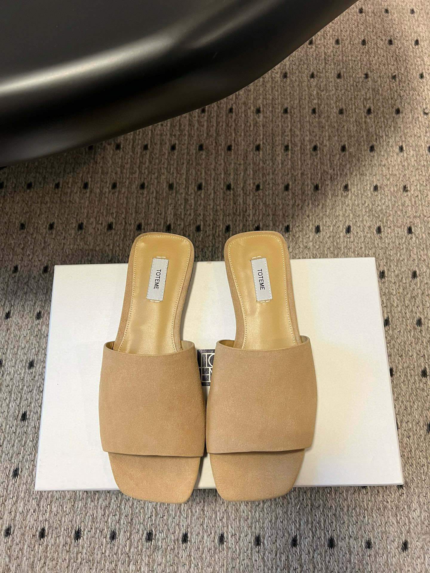 TOTEME 25s: Stylish Flat-Bed Slippers with High-Quality Materials