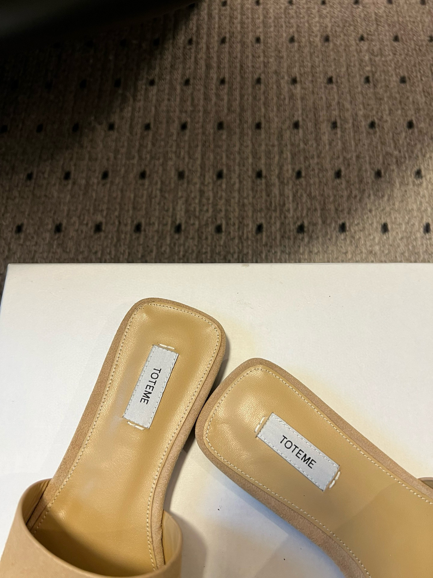 TOTEME 25s: Stylish Flat-Bed Slippers with High-Quality Materials - 图片 4