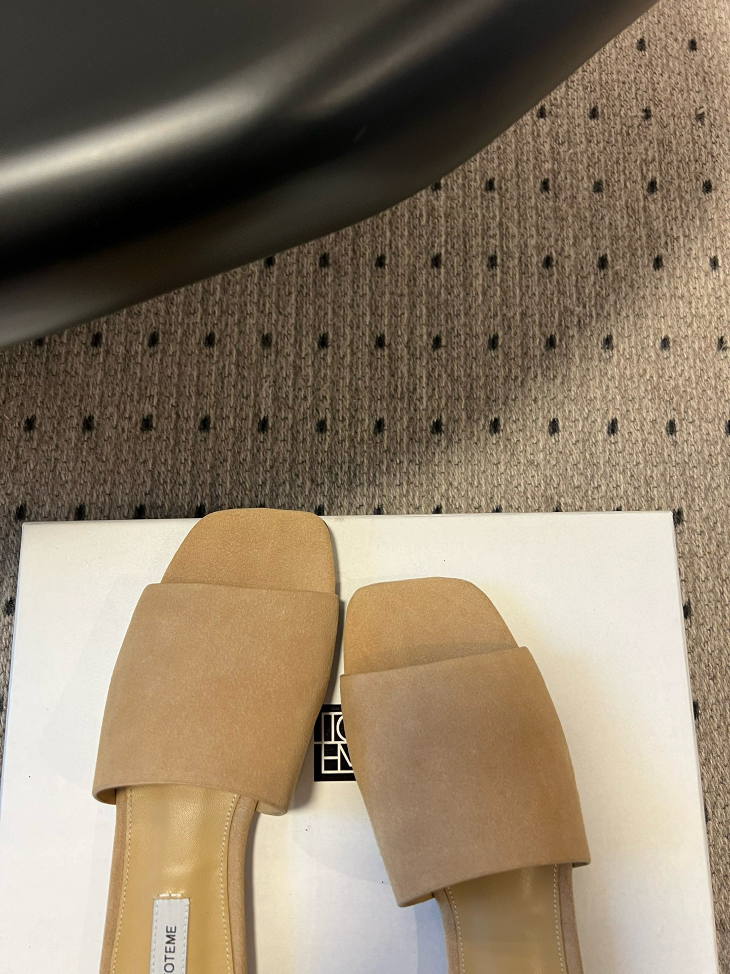 TOTEME 25s: Stylish Flat-Bed Slippers with High-Quality Materials - 图片 7