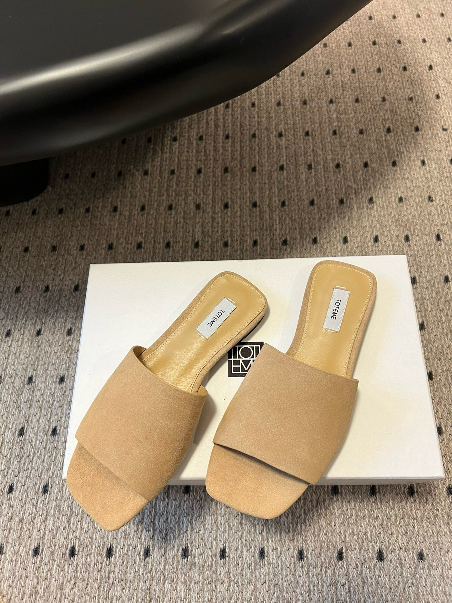 TOTEME 25s: Stylish Flat-Bed Slippers with High-Quality Materials - 图片 3