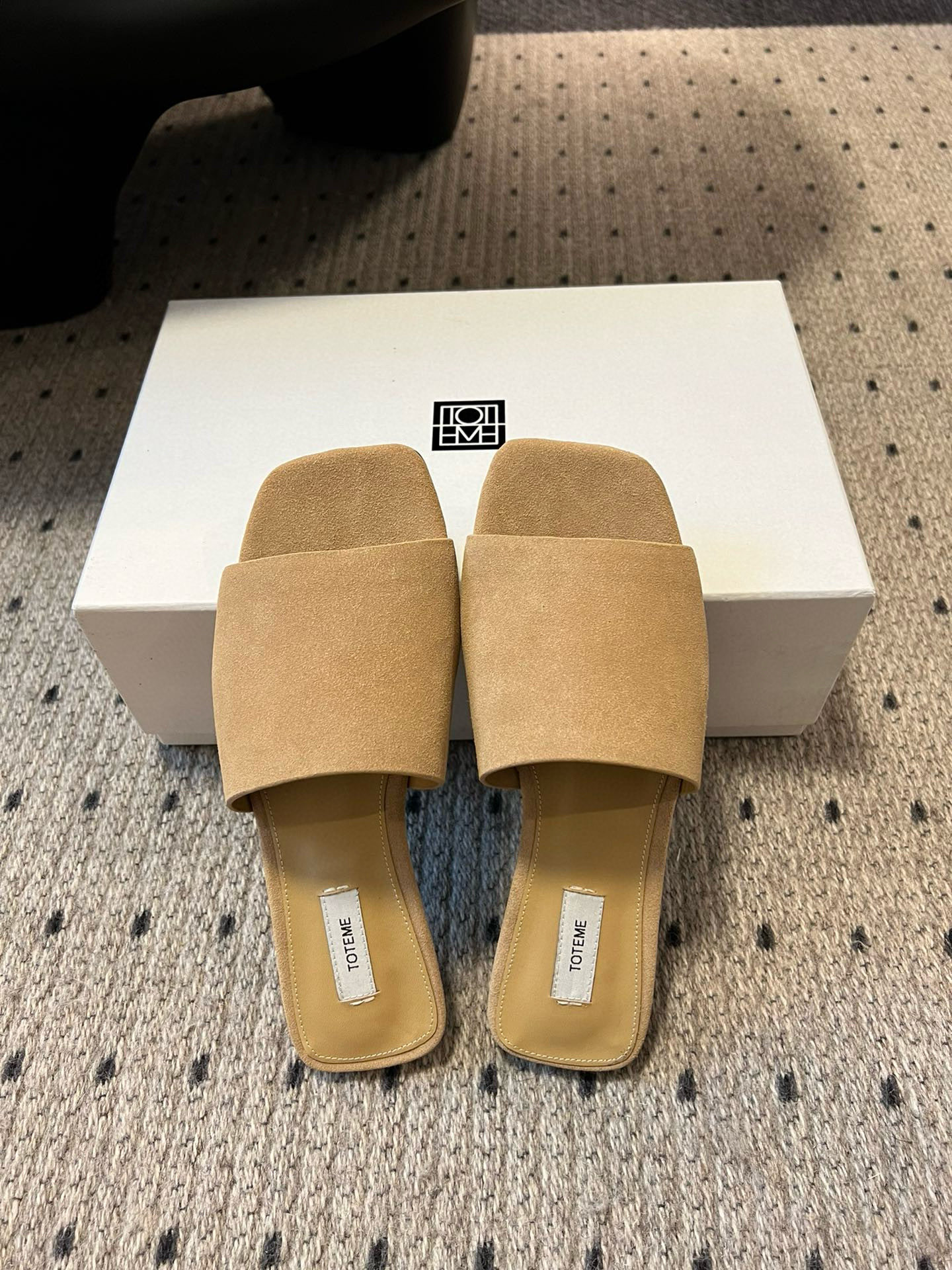 TOTEME 25s: Stylish Flat-Bed Slippers with High-Quality Materials - 图片 9