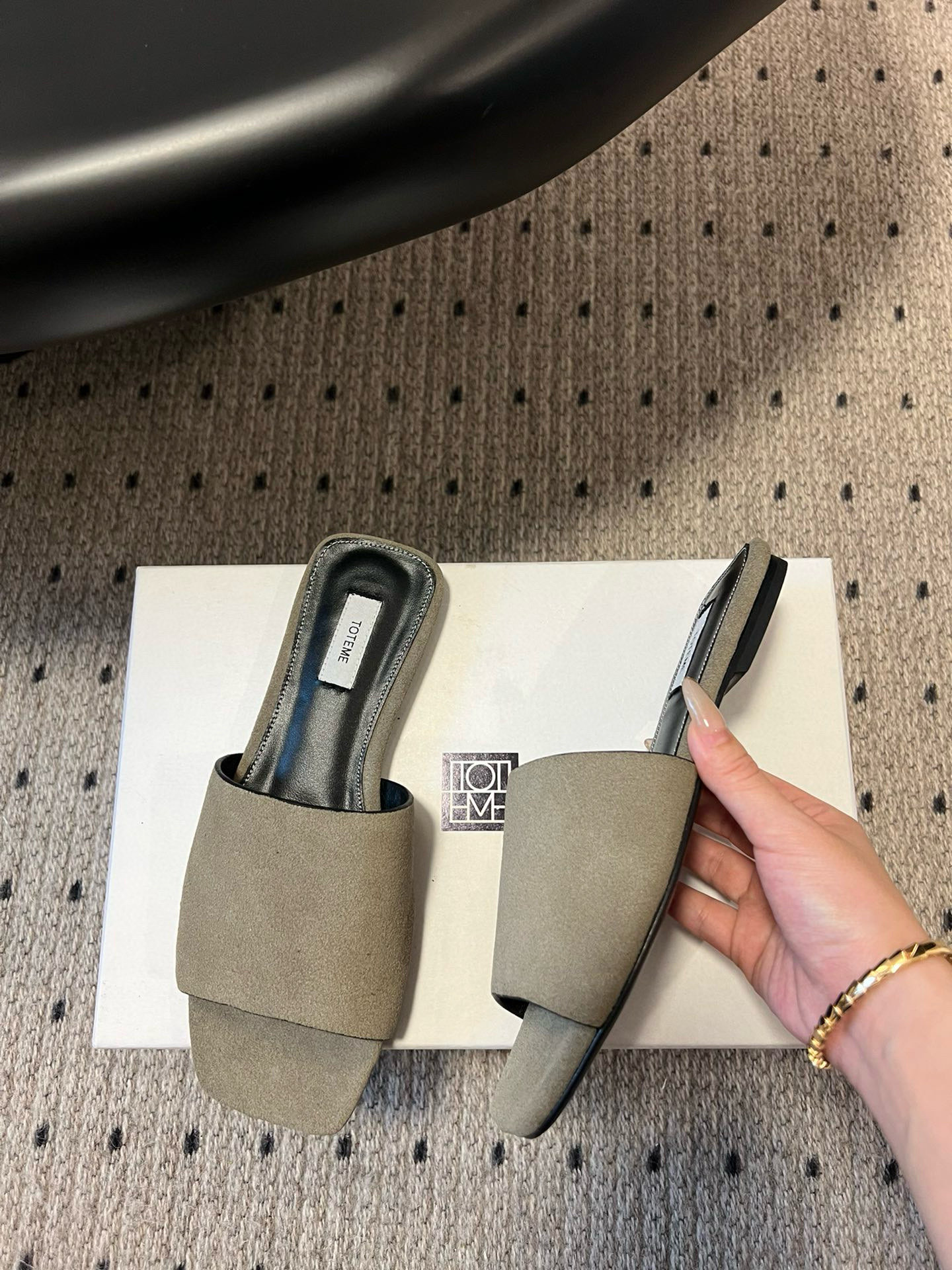 TOTEME 25s: Elegant Flat-Bed Slippers with Premium Materials - 图片 6