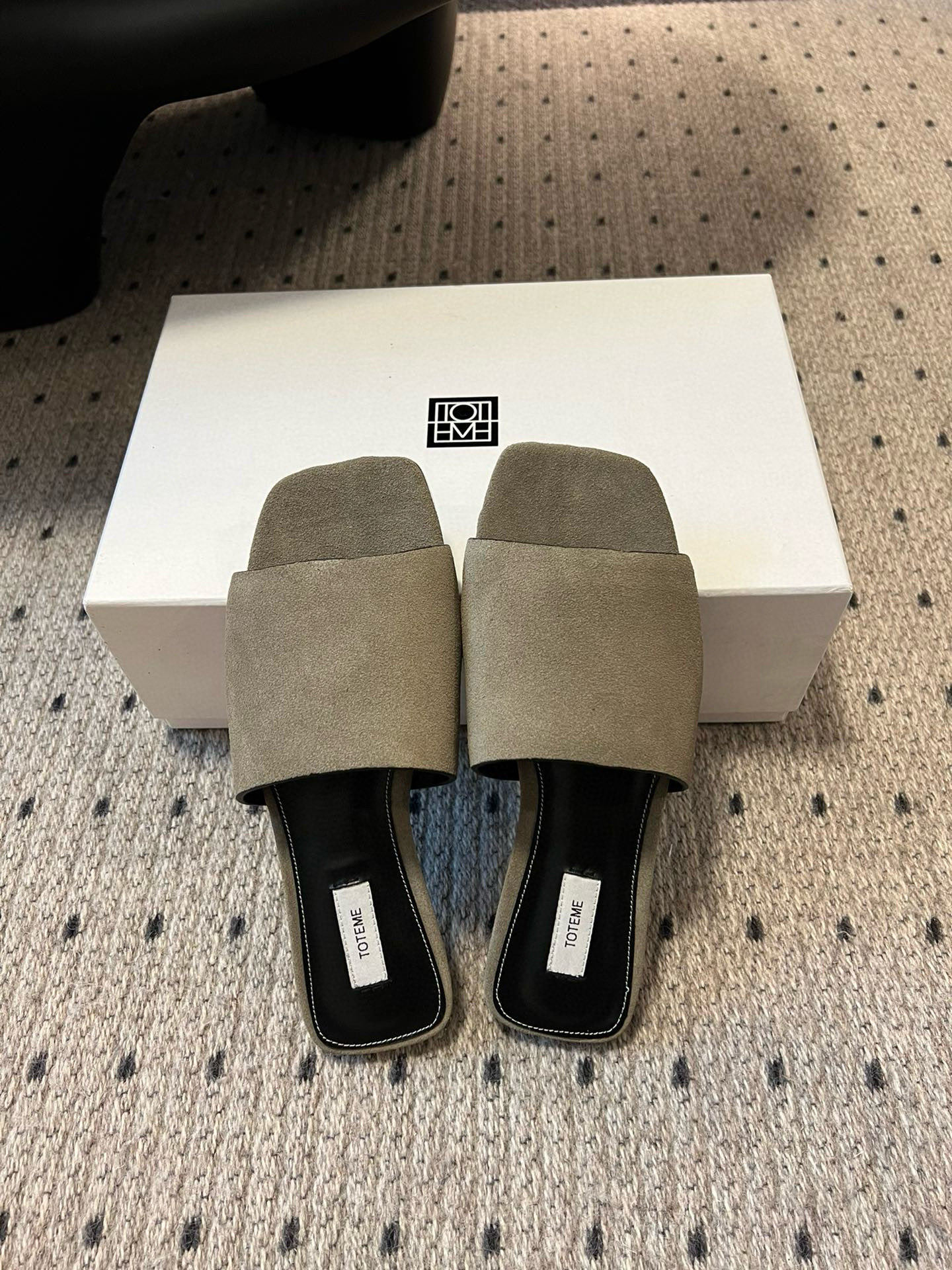 TOTEME 25s: Elegant Flat-Bed Slippers with Premium Materials - 图片 9