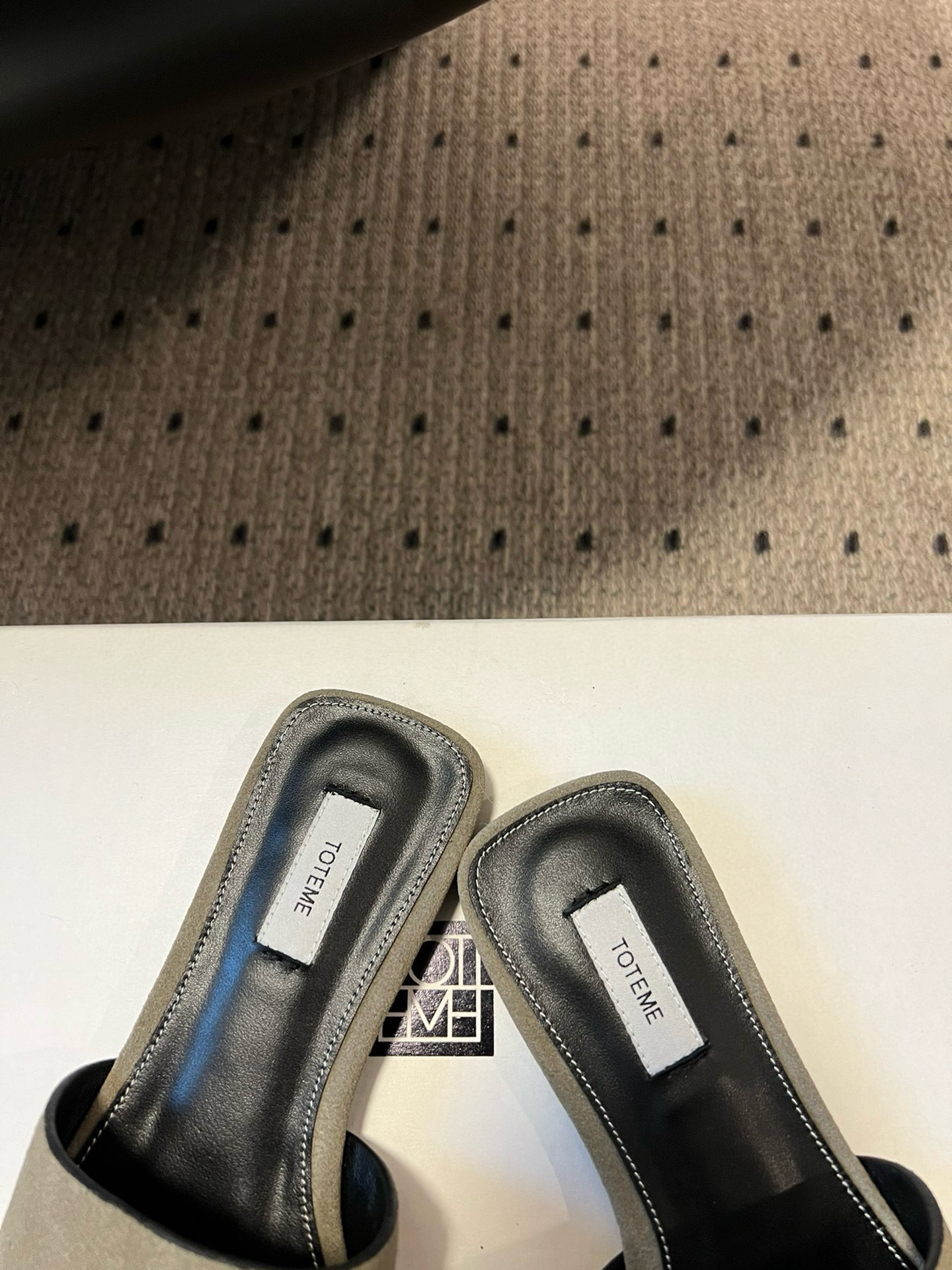 TOTEME 25s: Elegant Flat-Bed Slippers with Premium Materials - 图片 4