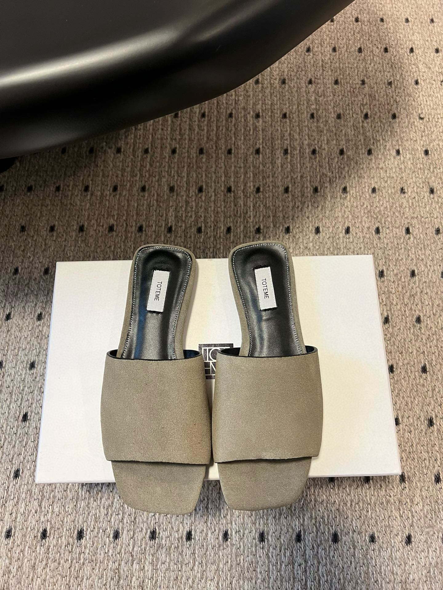 TOTEME 25s: Elegant Flat-Bed Slippers with Premium Materials - 图片 1