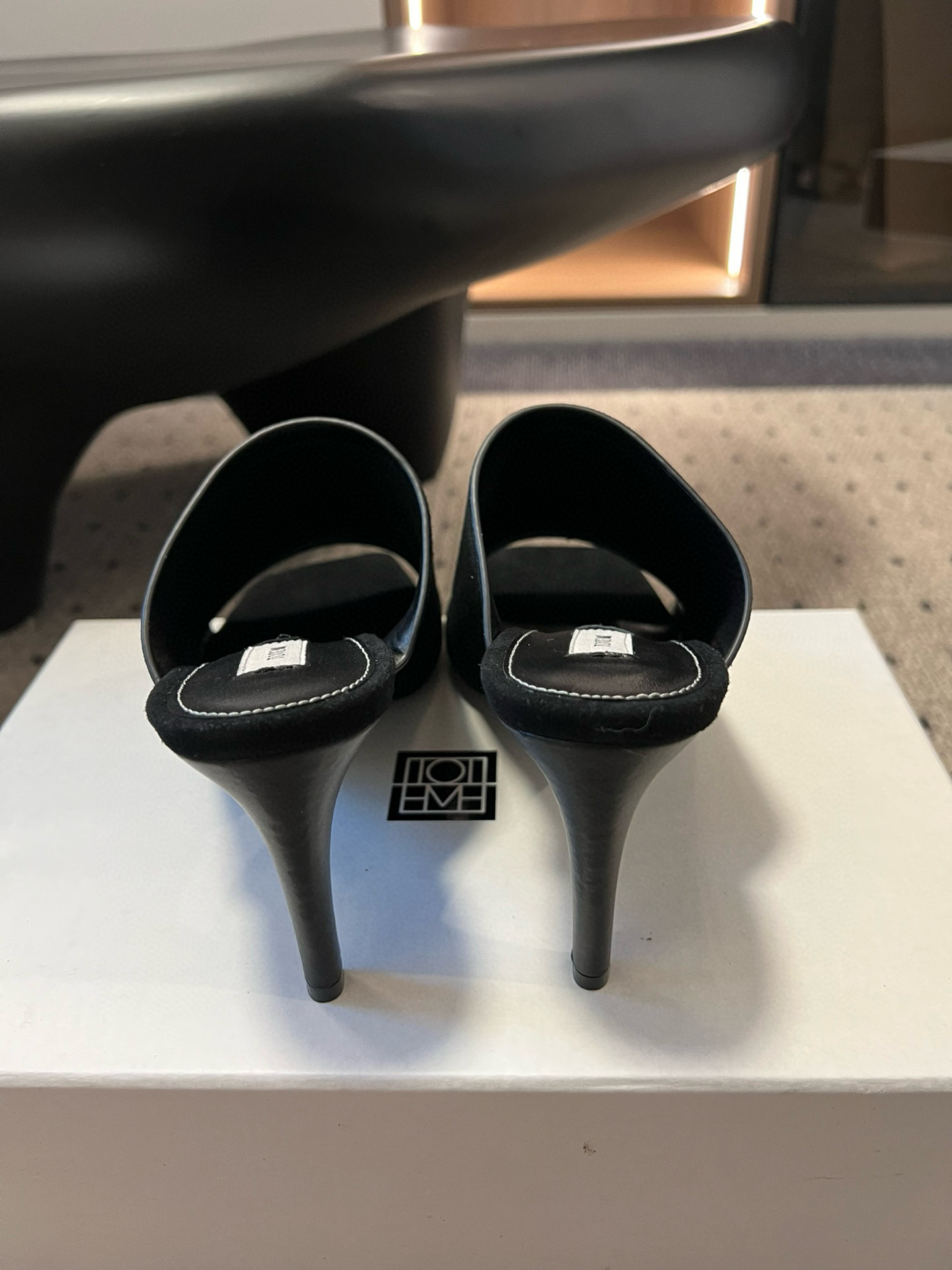 TOTEME 25s: Elegant Flat-Bed Slippers with High Fashion Appeal - 图片 4