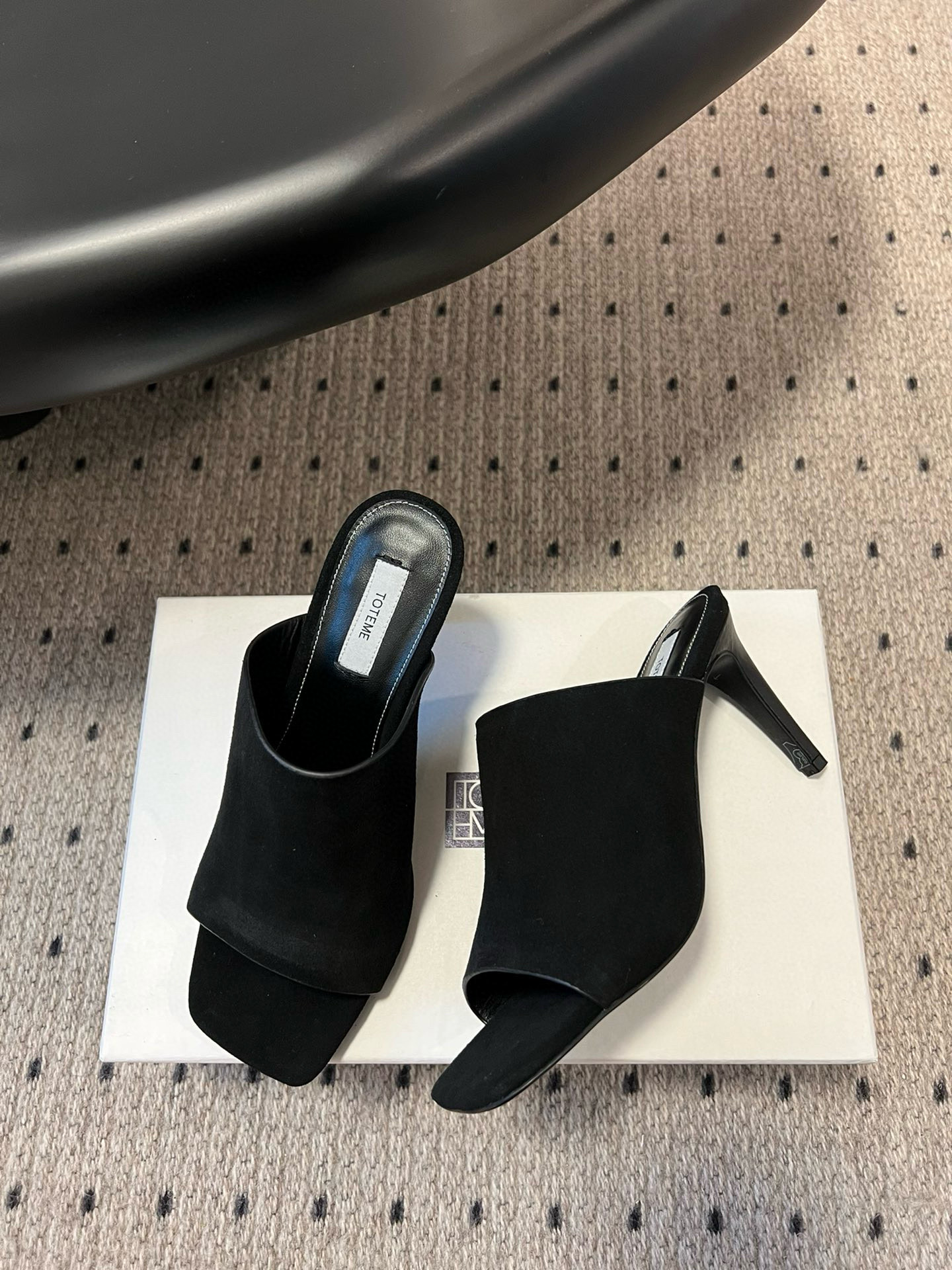 TOTEME 25s: Elegant Flat-Bed Slippers with High Fashion Appeal