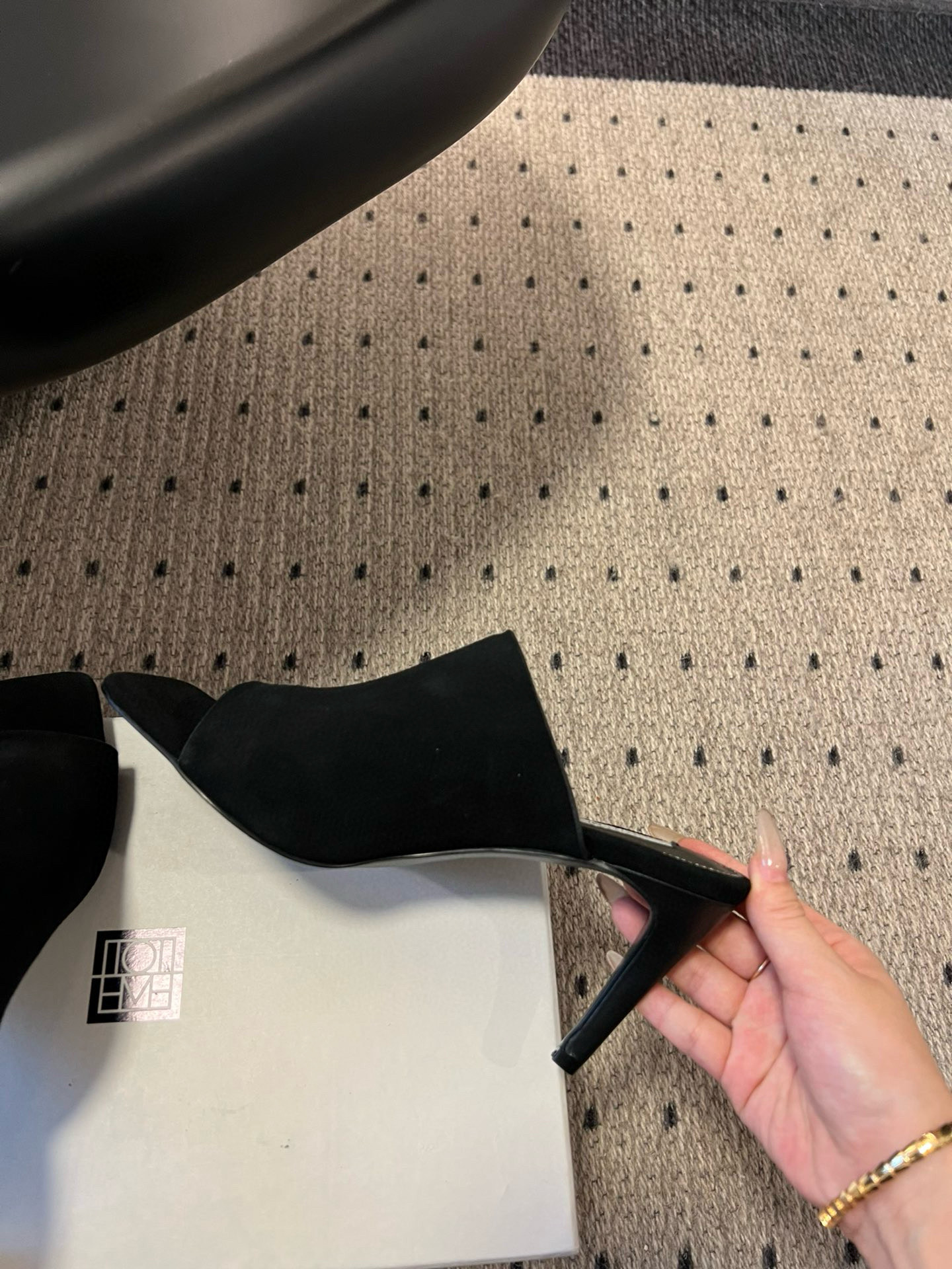 TOTEME 25s: Elegant Flat-Bed Slippers with High Fashion Appeal - 图片 6