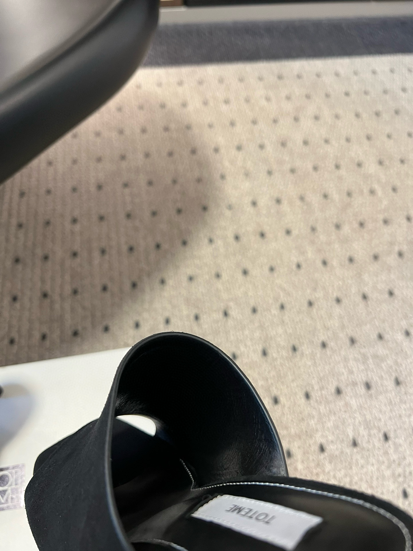 TOTEME 25s: Elegant Flat-Bed Slippers with High Fashion Appeal - 图片 8