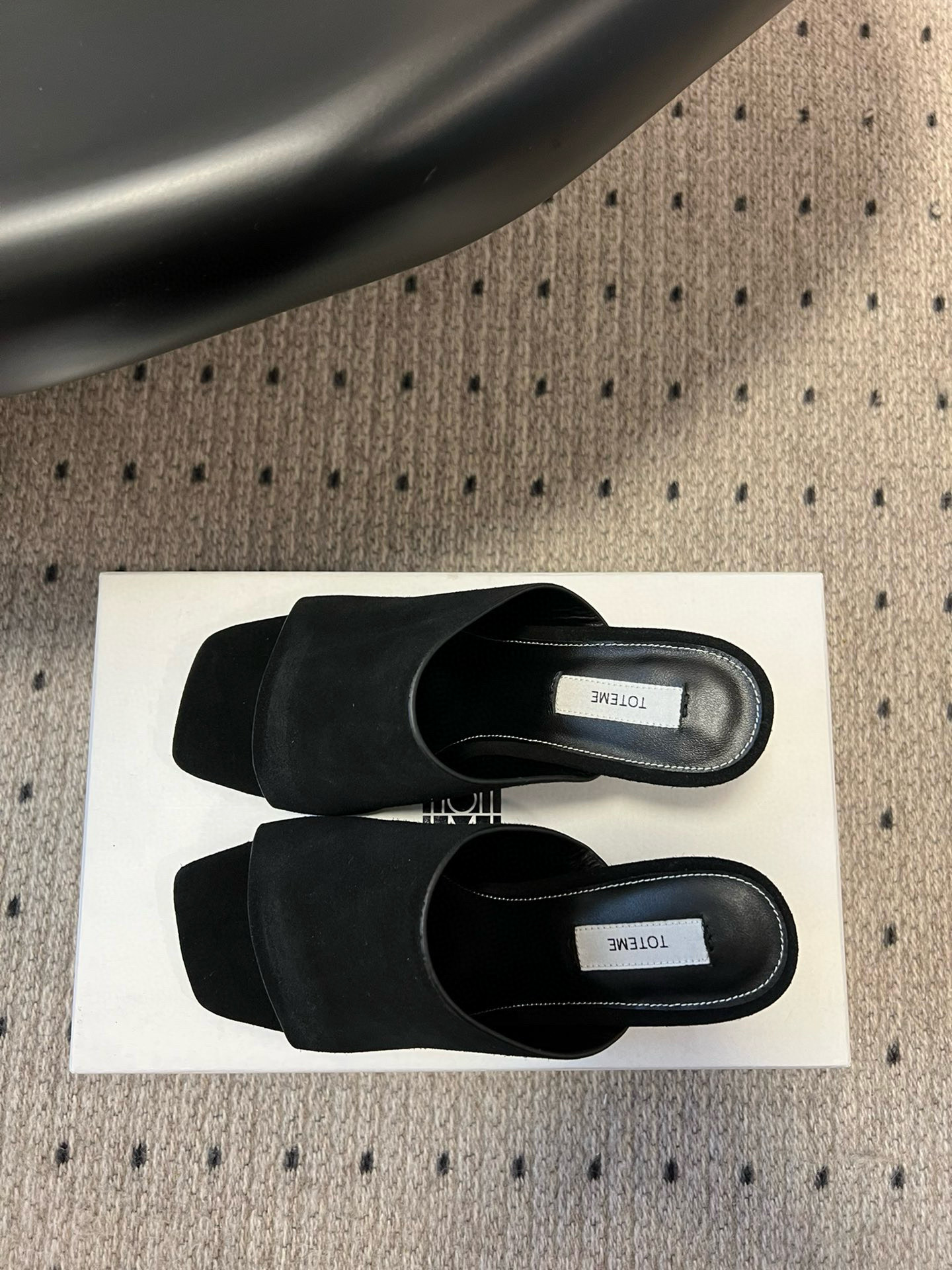 TOTEME 25s: Elegant Flat-Bed Slippers with High Fashion Appeal - 图片 2
