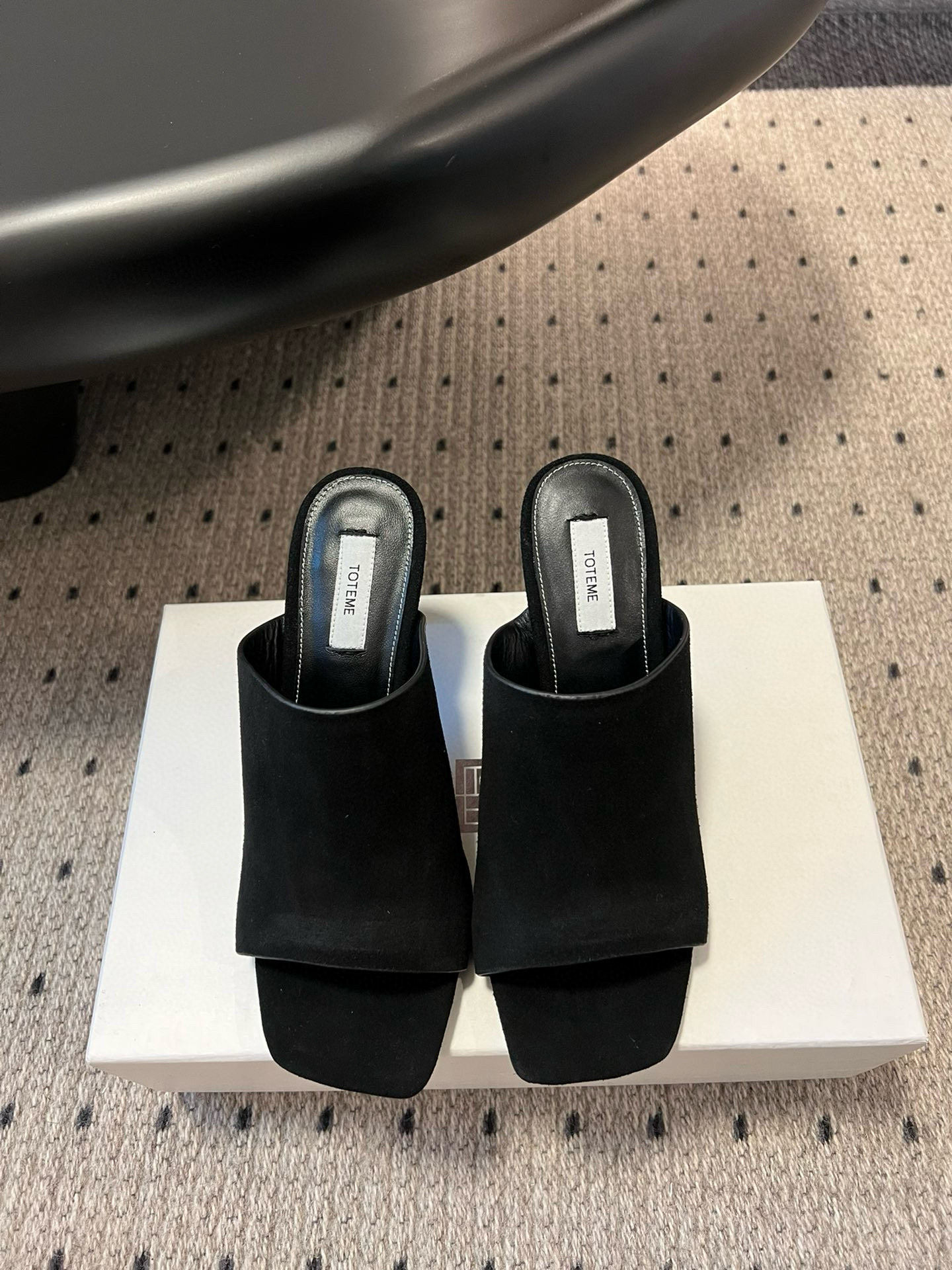 TOTEME 25s: Elegant Flat-Bed Slippers with High Fashion Appeal - 图片 9