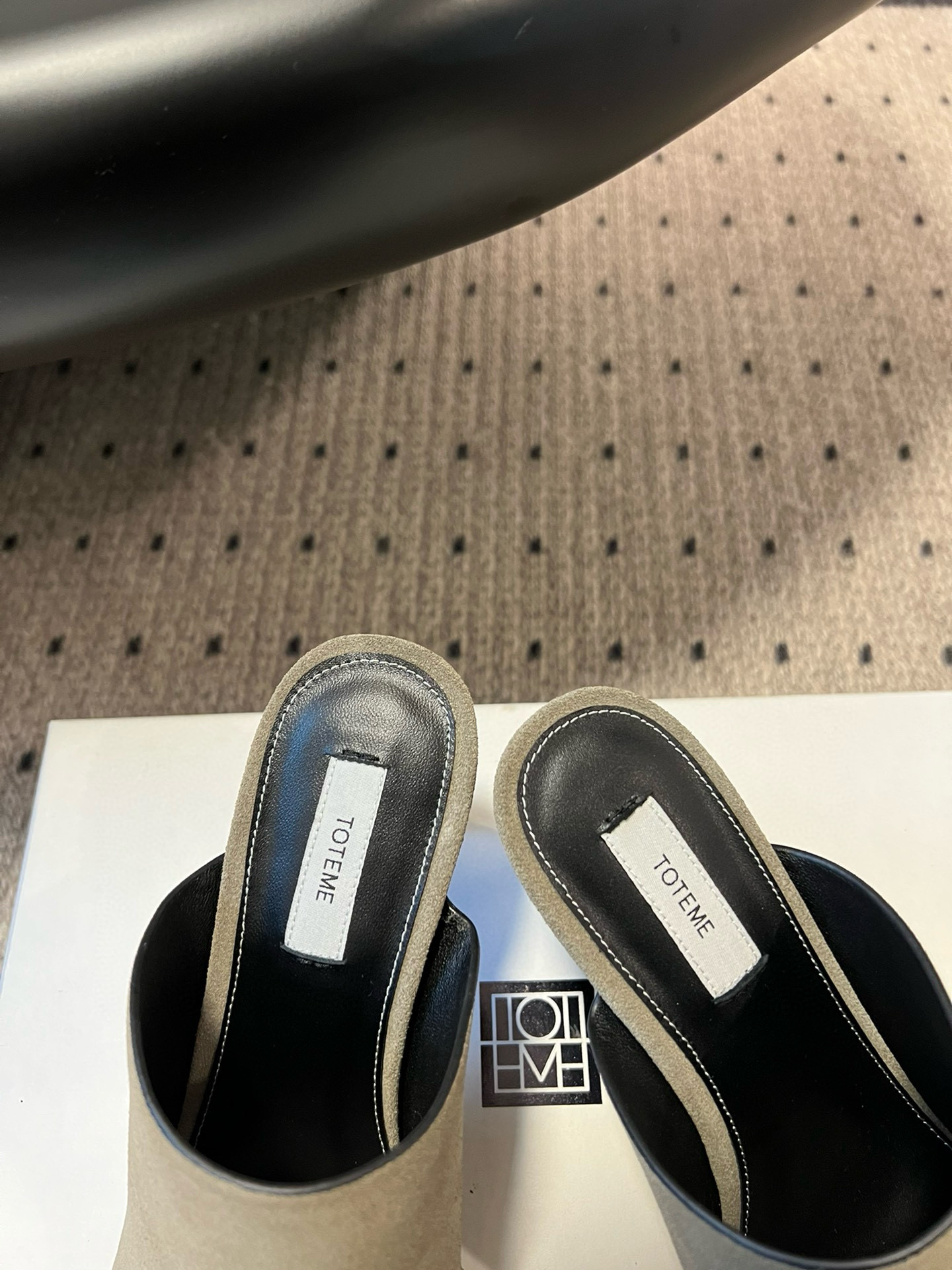 TOTEME 25s: Elegant Flat-Bed Slippers with High-Quality Materials - 图片 3