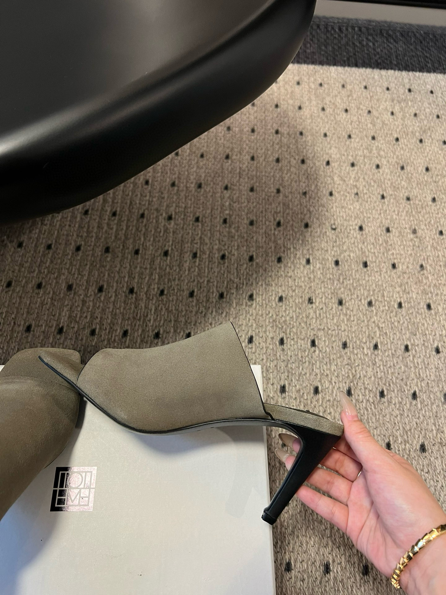 TOTEME 25s: Elegant Flat-Bed Slippers with High-Quality Materials - 图片 4