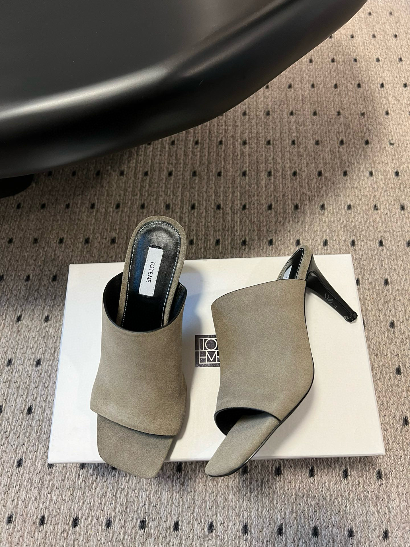 TOTEME 25s: Elegant Flat-Bed Slippers with High-Quality Materials - 图片 1