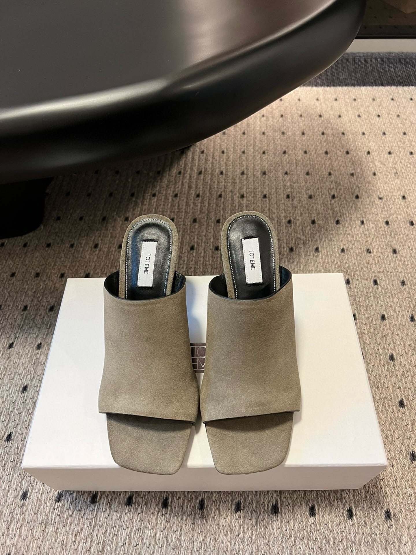 TOTEME 25s: Elegant Flat-Bed Slippers with High-Quality Materials - 图片 9