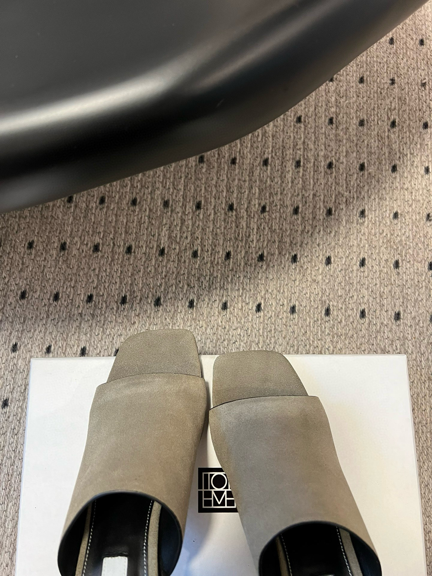 TOTEME 25s: Elegant Flat-Bed Slippers with High-Quality Materials - 图片 5