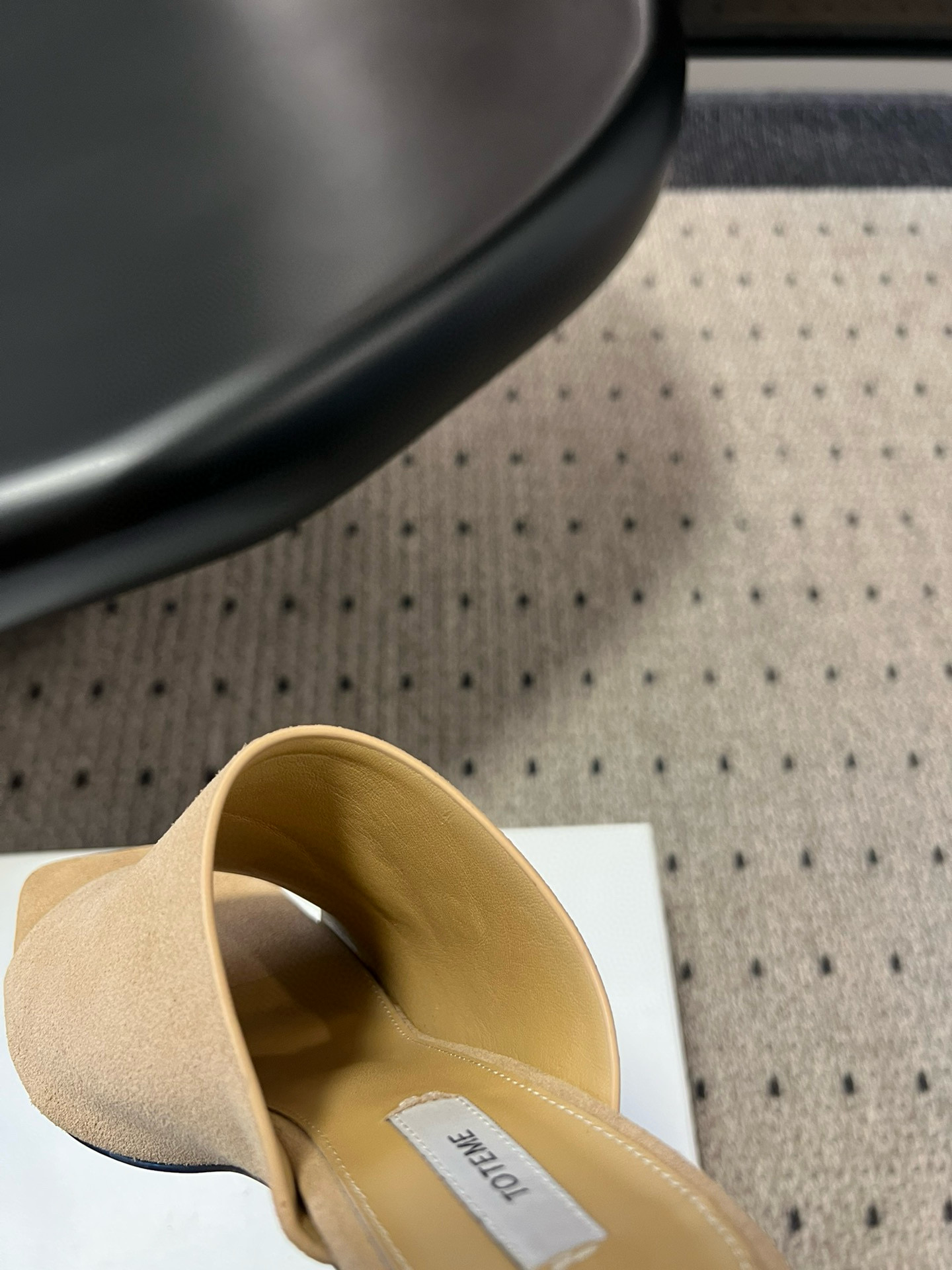 TOTEME 25s Flat-Bed Slippers: Soft, Elegant, High Fashion Cow Velvet Shoes. - 图片 8