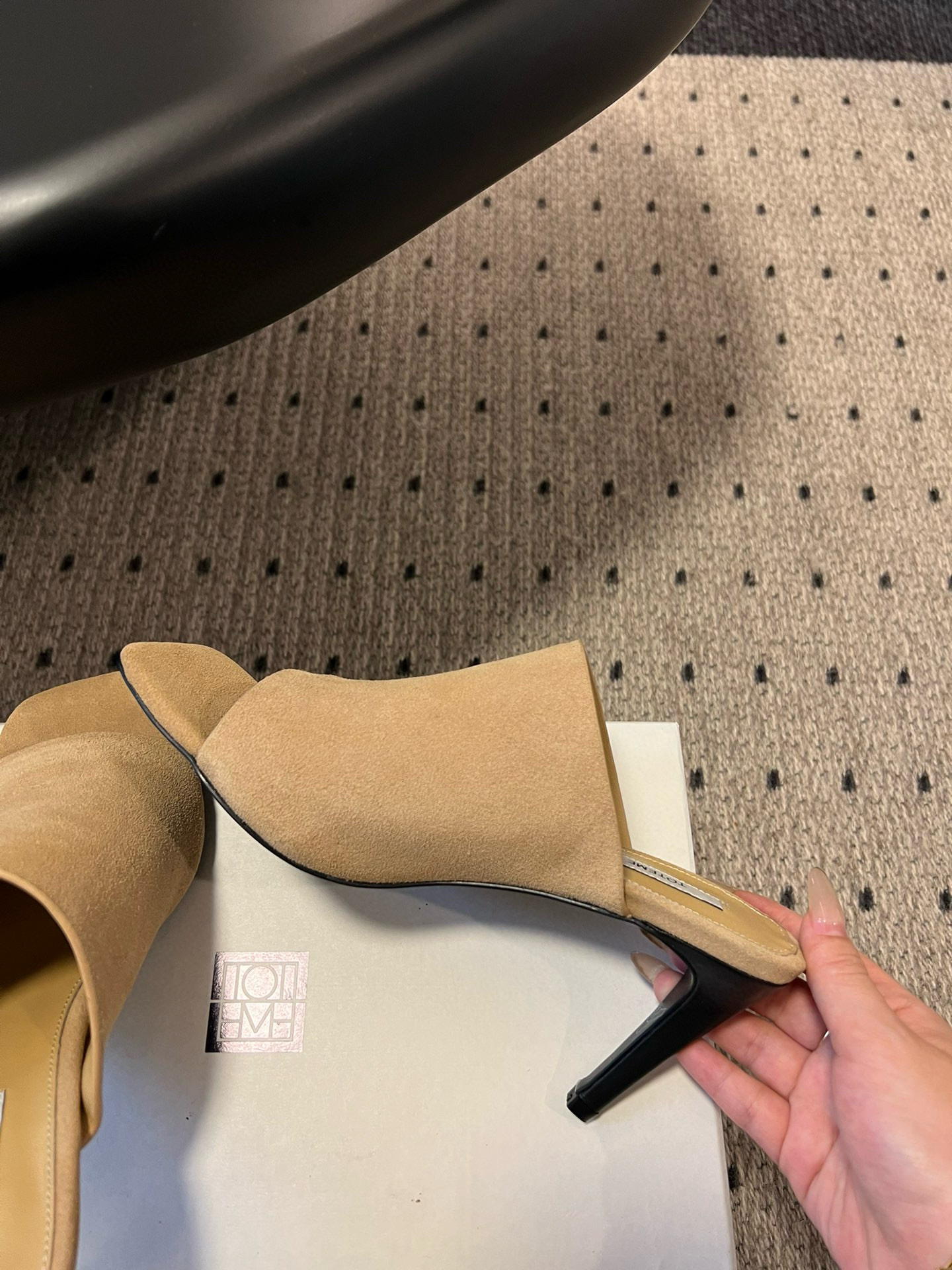 TOTEME 25s Flat-Bed Slippers: Soft, Elegant, High Fashion Cow Velvet Shoes. - 图片 4