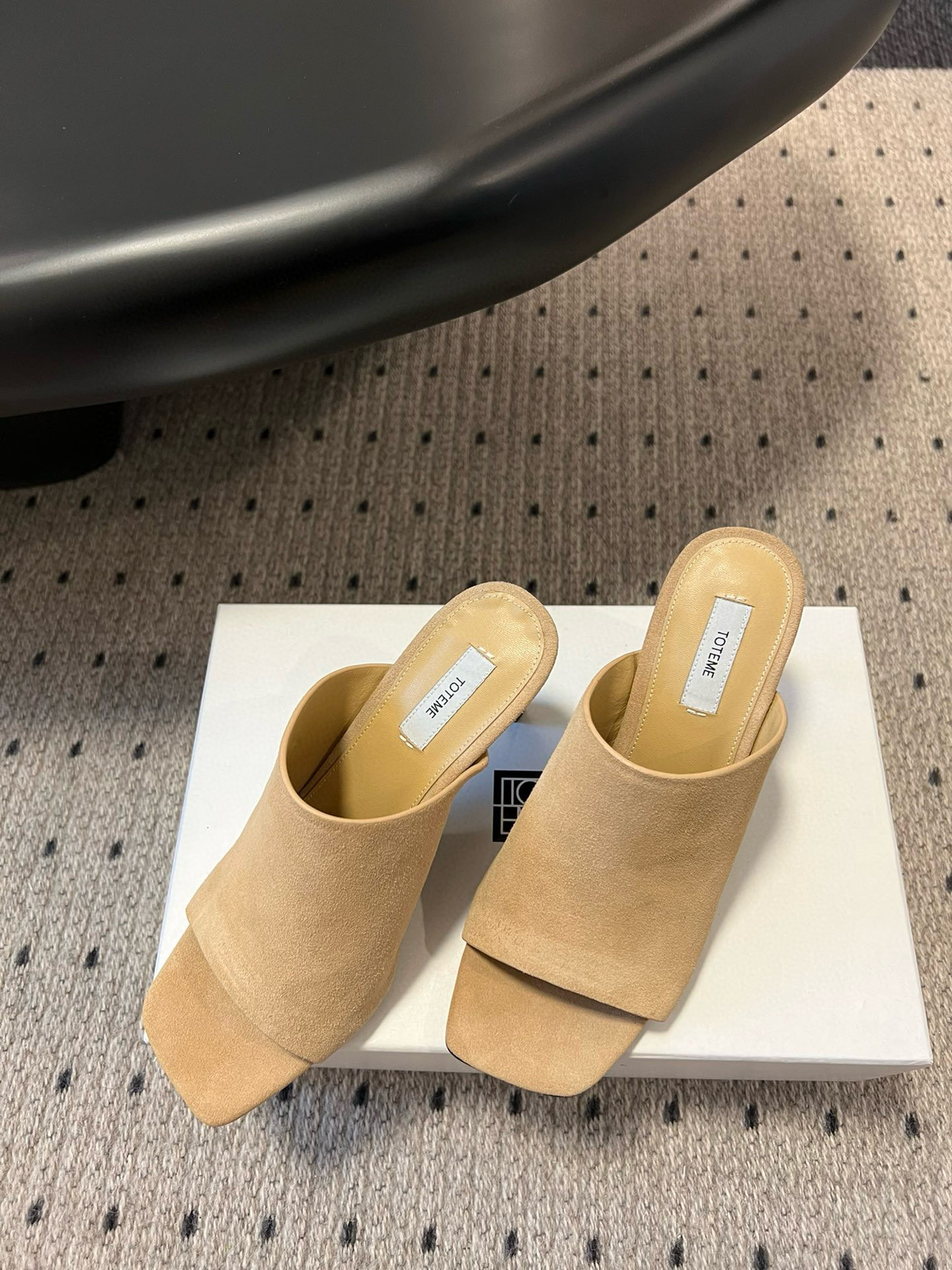 TOTEME 25s Flat-Bed Slippers: Soft, Elegant, High Fashion Cow Velvet Shoes. - 图片 2