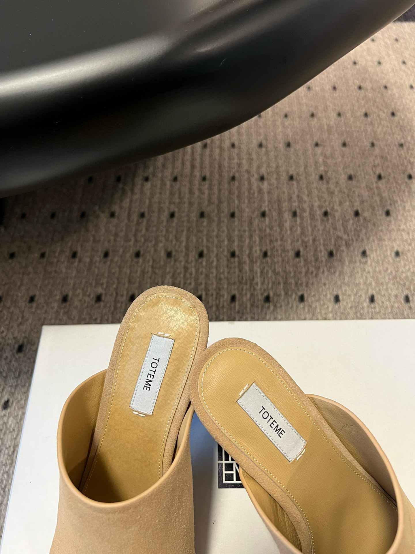 TOTEME 25s Flat-Bed Slippers: Soft, Elegant, High Fashion Cow Velvet Shoes. - 图片 3