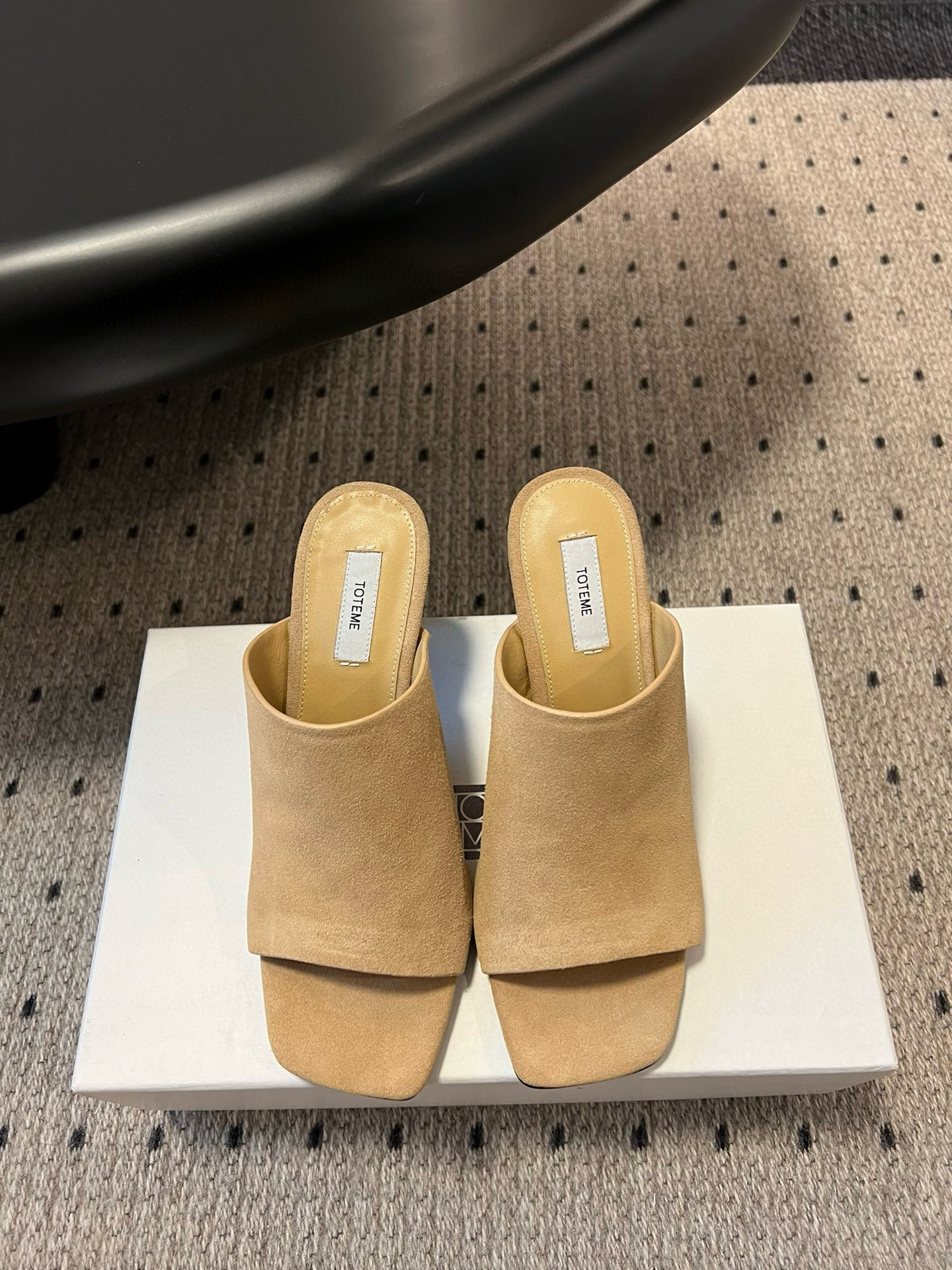 TOTEME 25s Flat-Bed Slippers: Soft, Elegant, High Fashion Cow Velvet Shoes. - 图片 9