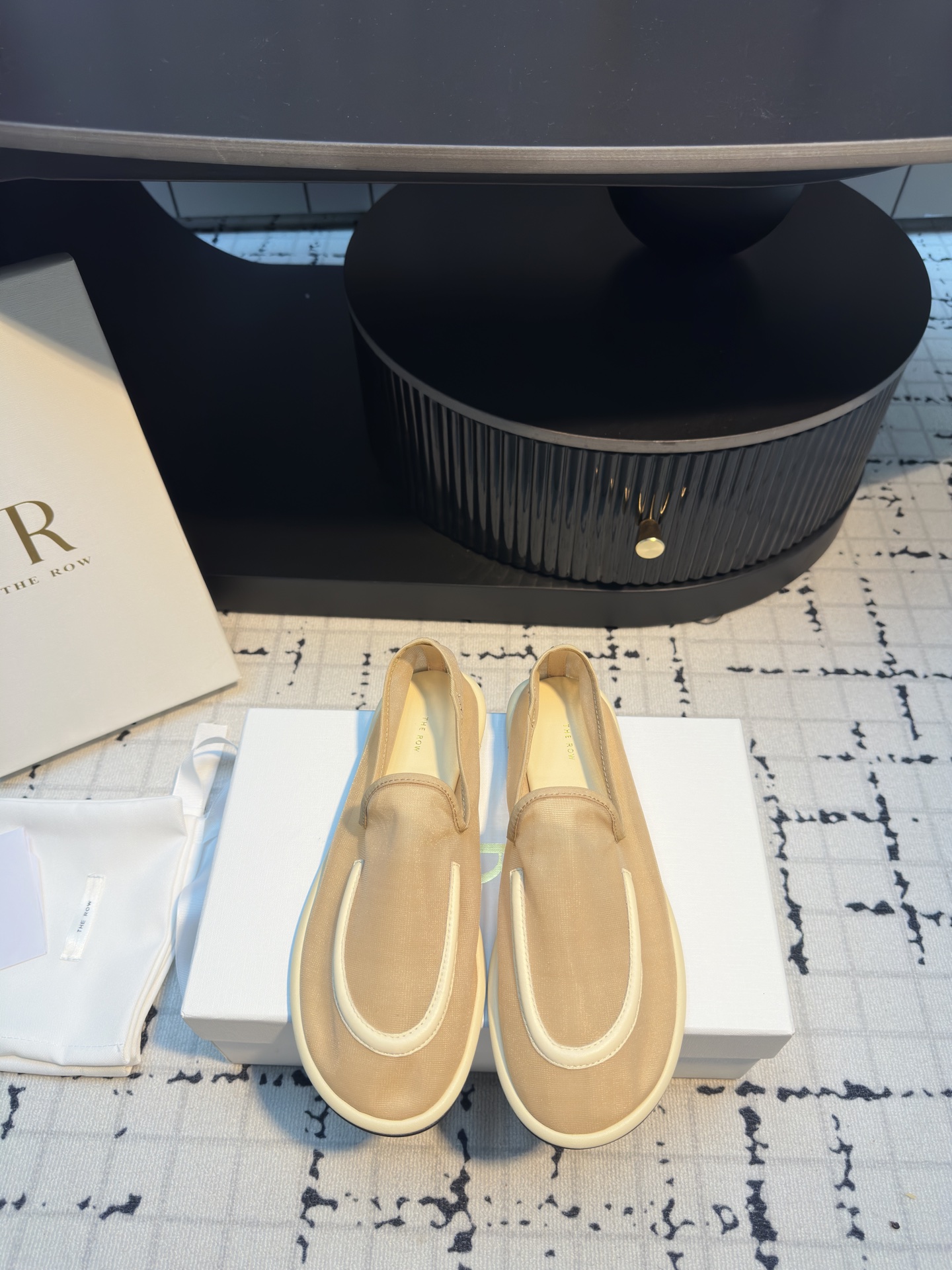 NO:421332,Purchase grade, high quality, Dongguan production, The Row mesh simple shoes, with its own fairy-like hazy beauty, high-end and decent, can also go out beautifully in summer, and the glittering embellishments add a gorgeous and romantic feeling, which is easy to be attracted at a glance. The match is also quite extensive. Daily or party activities can show elegant charm and temperament. Upper material is imported mesh sheepskin edge, imported beef wrinkle paint inside, rubber outsole size 35/41 (40.41 custom made without return or exchange), single shoes, slippers, sheepskin19860909代购级 莞产高品质 The Row网纱简约单鞋 自带仙气朦胧美,高级又不失体面,夏天穿个拖鞋也能美美的出街 闪闪惹人爱的点缀更增添了份华丽浪漫感很容易一眼就被吸引 搭配场合也挺广泛的日常或者派对活动都能展现优雅的魅力气质 鞋面材质进口网纱羊皮包边 内里进口牛皱漆 橡胶大底 码数35/41（40.41定做不退不换）,单鞋,slippers,sheepskin,Women's Shoes