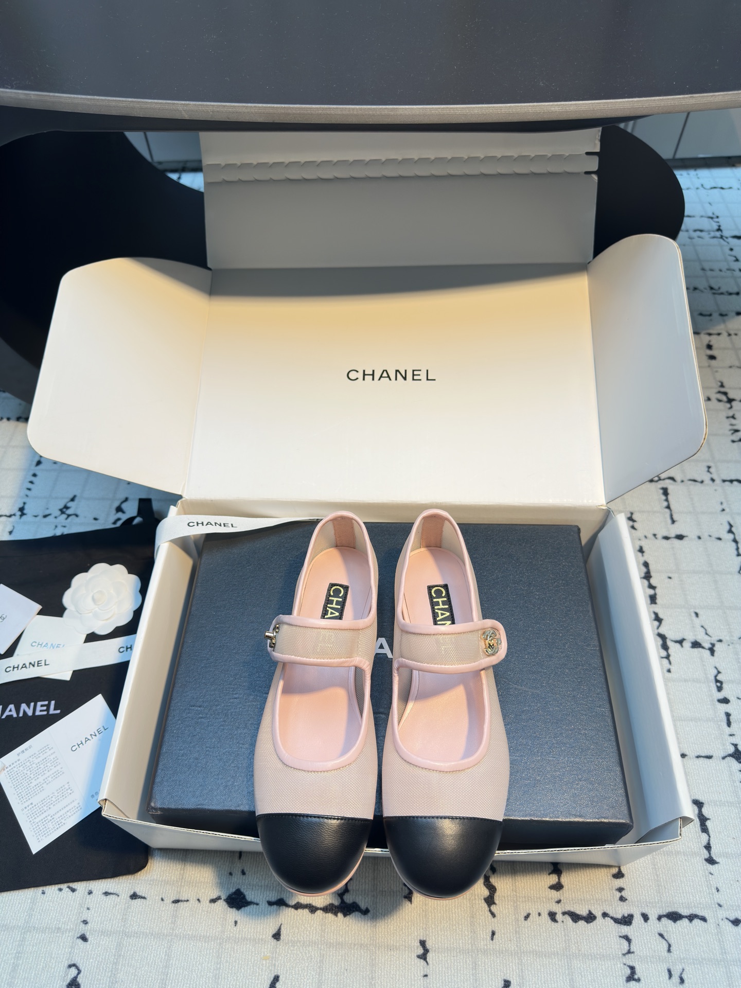 NO:414480,Chane* 25ss Coco beach schoolbag buckle mesh Mary Zhen Spring and summer new mesh Mary Zhen shoes Flat mesh diamond garland single shoes Super princess's small shoes This time the material is yarn, visually light and not stuffy, diamond garland combination adds some girl Lolita's feeling. The double C logo part is schoolbag buckle design, very detailed and high-end, strong push~ Black and white color matching, the counter is really hard to find, Xiaohongshu internet celebrity show pictures are even more popular, mainly white, paired with lace socks, full of fairy spirit, custom mesh cowhide, inner foot pad sheepskin soles, Italian genuine leather soles, size 35/40 (40 custom made, no return or exchange), Mary Zhen, chanel, mary jane, cowhide, sheepskin, socks19860909Chane* 25ss Coco beach书包扣网纱玛丽珍 春夏新款网感玛丽珍鞋 平底网纱菱格单鞋 超级公主的一双小鞋子 这次材质是纱质的 视觉轻盈不闷脚 菱格搭配又增加了一些少女洛丽塔的感觉 双C logo部分是书包扣设计 非常细节感且高级 强推呀～ 黑白配色 专柜真心一鞋难求 小红书网红秀图更是火出圈 主打白色 搭配个蕾丝小袜子 仙气满满 鞋面定制网纱牛皮 内里垫脚羊皮 鞋底意大利真皮底 码数35/40（40定做不退不换）,玛丽珍,chanel,mary jane,cowhide,sheepskin,socks,Women's Shoes