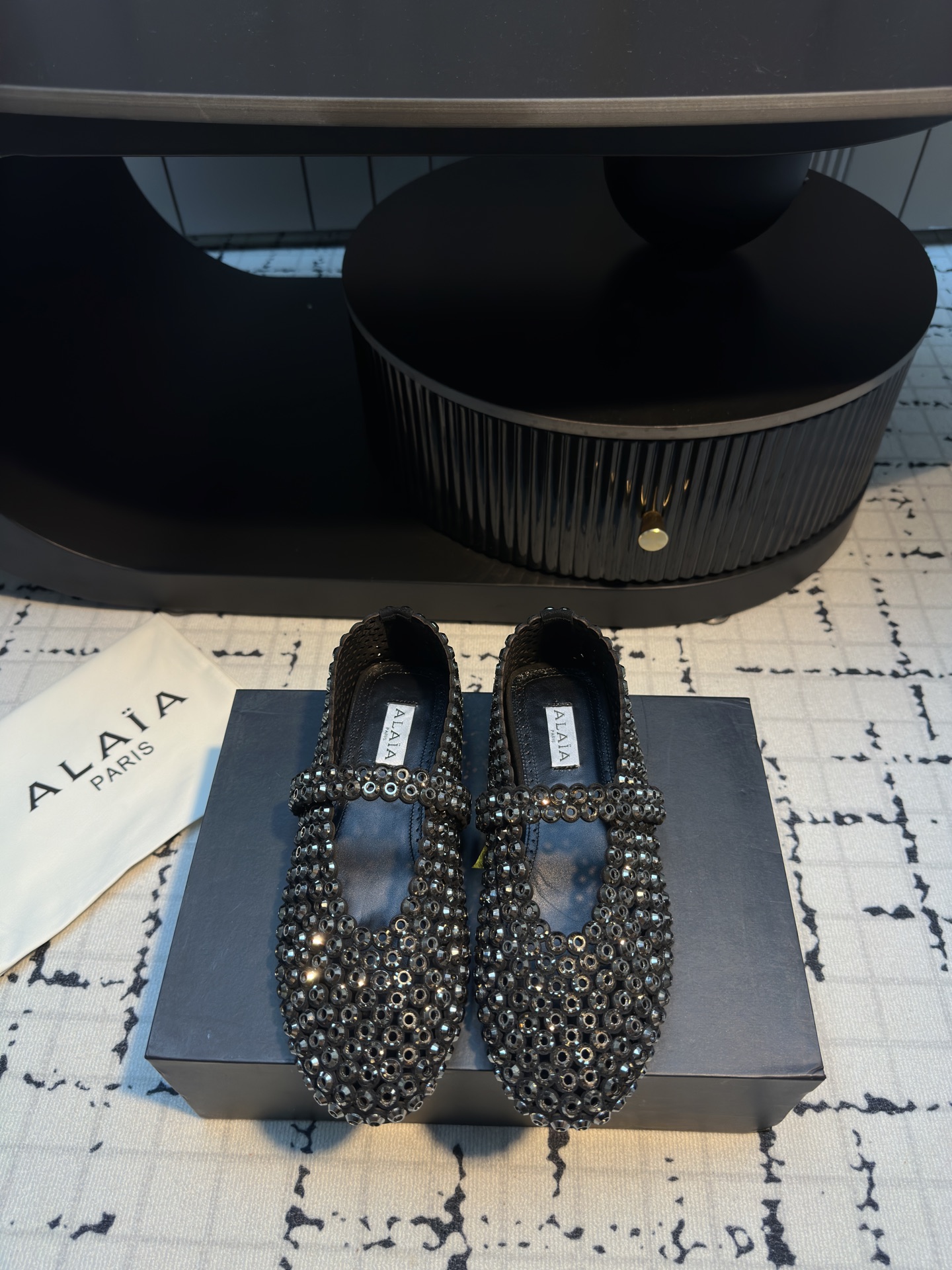 NO:414446,Exclusive new product Alaia 25/ catwalk flat glass diamond ballet single shoes. Alaia is ultimate comfort and versatile. The cross-belt design has a ballet feeling. The same style as Zhang Xiaohui, sweet and cool ballet style. A popular ballet shoes, romantic and charming. Original custom glass diamond sheepskin lining, private mold rubber non-slip sole. Size 34/42 (34.40.41.42 custom-made, no return or exchange) Ordinary packaging. Original packaging, ballet shoes, alaia, sheepskin19860909独家新品 Alaia 25/ 走秀款平底玻璃钻芭蕾舞单鞋 兜兜转转还得是Alaia 极致的舒适和百搭 交叉带的设计有种芭蕾舞的感觉 章小蕙同款 甜酷芭蕾风 人气超高的一款芭蕾舞鞋,浪漫又迷人 原版订制 玻璃钻 羊皮内里 私模橡胶防滑大底 码数34/42（34.40.41.42定做不退不换） 普通包装 原版包装,芭蕾舞鞋,alaia,sheepskin,Women's Shoes