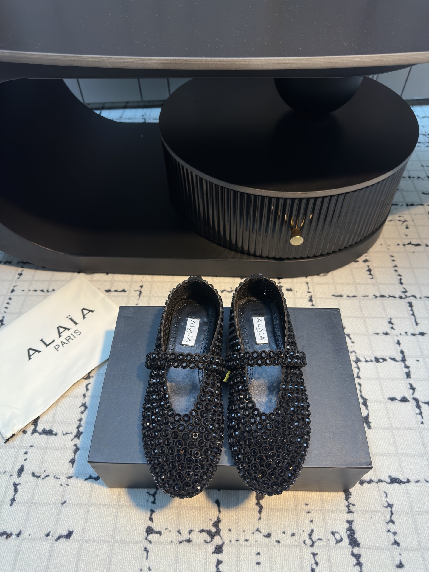 NO:414453,Exclusive new product Alaia 25/ catwalk flat glass diamond ballet single shoes. Alaia is ultimate comfort and versatile. The cross-belt design has a ballet feeling. The same style as Zhang Xiaohui, sweet and cool ballet style. A popular ballet shoes, romantic and charming. Original custom glass diamond sheepskin inner private mold rubber non-slip sole. Size 34/42 (34.40.41.42 custom-made, no return or exchange) ordinary packaging. Original packaging, ballet shoes, alaia, sheepskin19860909独家新品 Alaia 25/ 走秀款平底玻璃钻芭蕾舞单鞋 兜兜转转还得是Alaia 极致的舒适和百搭 交叉带的设计有种芭蕾舞的感觉 章小蕙同款 甜酷芭蕾风 人气超高的一款芭蕾舞鞋,浪漫又迷人 原版订制 玻璃钻 羊皮内里 私模橡胶防滑大底 码数34/42（34.40.41.42定做不退不换）普通包装 原版包装,芭蕾舞鞋,alaia,sheepskin,Women's Shoes