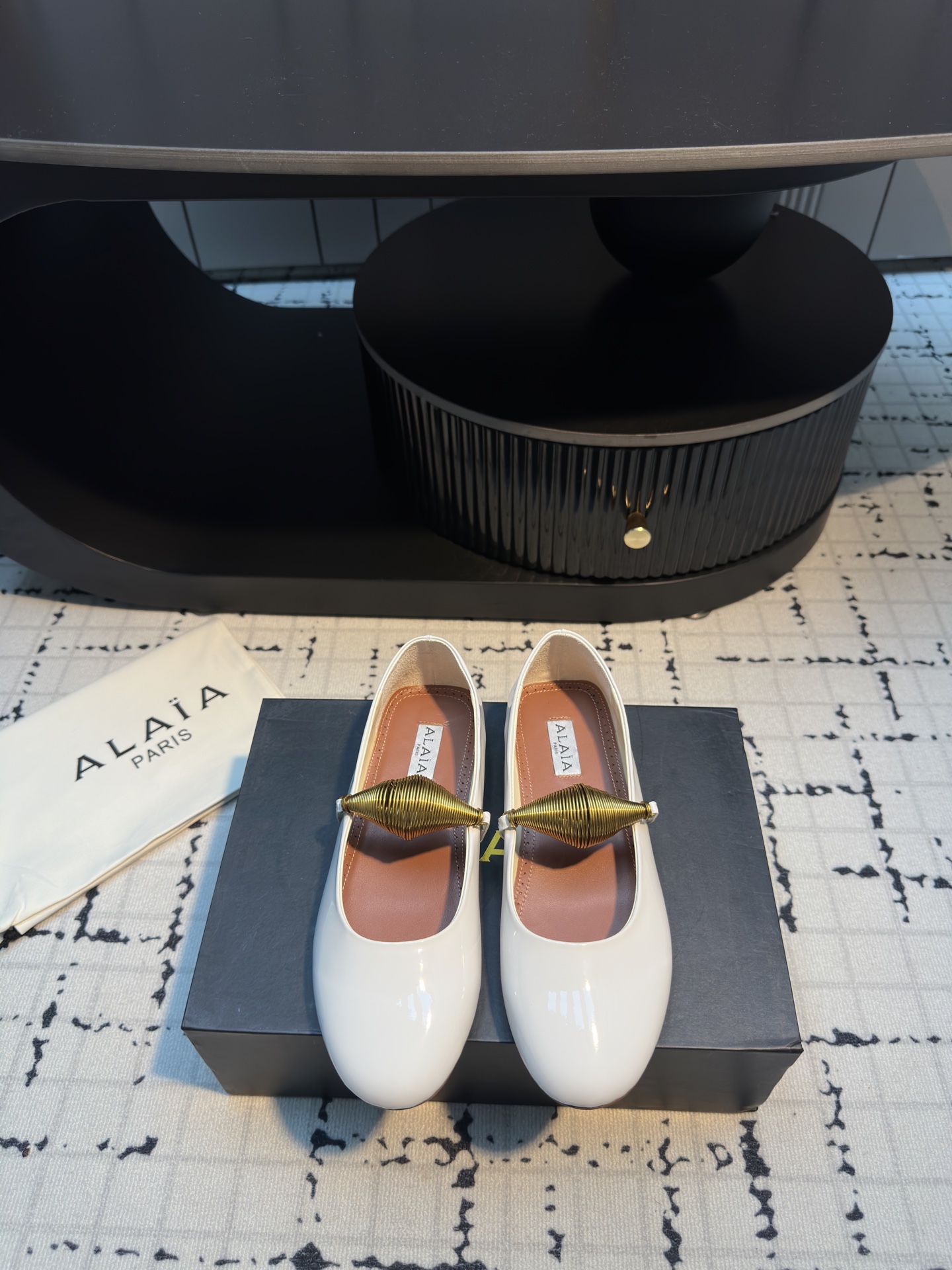 NO:414467,ALAIA French Cross Mary Jane Shoes Ballet Shoes The super popular Alaia Mary Jane ballet shoes have been shipped this year!  Celebrities have a pair of flat shoes that are super comfortable and easy to wear!  The ballet flat shoes that originally had a soft and romantic atmosphere were added with diamonds, metal buckles, rivets, and hollows. The upper is made of original imported fantasy multi-wheeled rhinestone cowhide, imported cowhide inside, and upgraded molded raw rubber sole (soft sole is softer). Size 34/42 (34.40.41.42 custom made without return or exchange) Ordinary packaging Original packaging, ballet shoes, alaia, mary jane, flats, cowhide19860909ALAIA阿莱亚法式交叉玛丽珍鞋芭蕾舞单鞋 今年超火的Alaia玛丽珍芭蕾舞鞋已出货！明星人手一双.超舒服好穿的平底鞋！ 原本具有柔美浪漫气息的芭蕾平底鞋,在加上钻、金属扣饰、铆钉、镂空. 鞋面采用原版进口幻彩多轮角水钻牛皮,内里进口牛皮,升级版开模生胶鞋底(鞋底更软) 码数34/42（34.40.41.42定做不退不换） 普通包装 原版包装,芭蕾舞鞋,alaia,mary jane,flats,cowhide,Women's Shoes