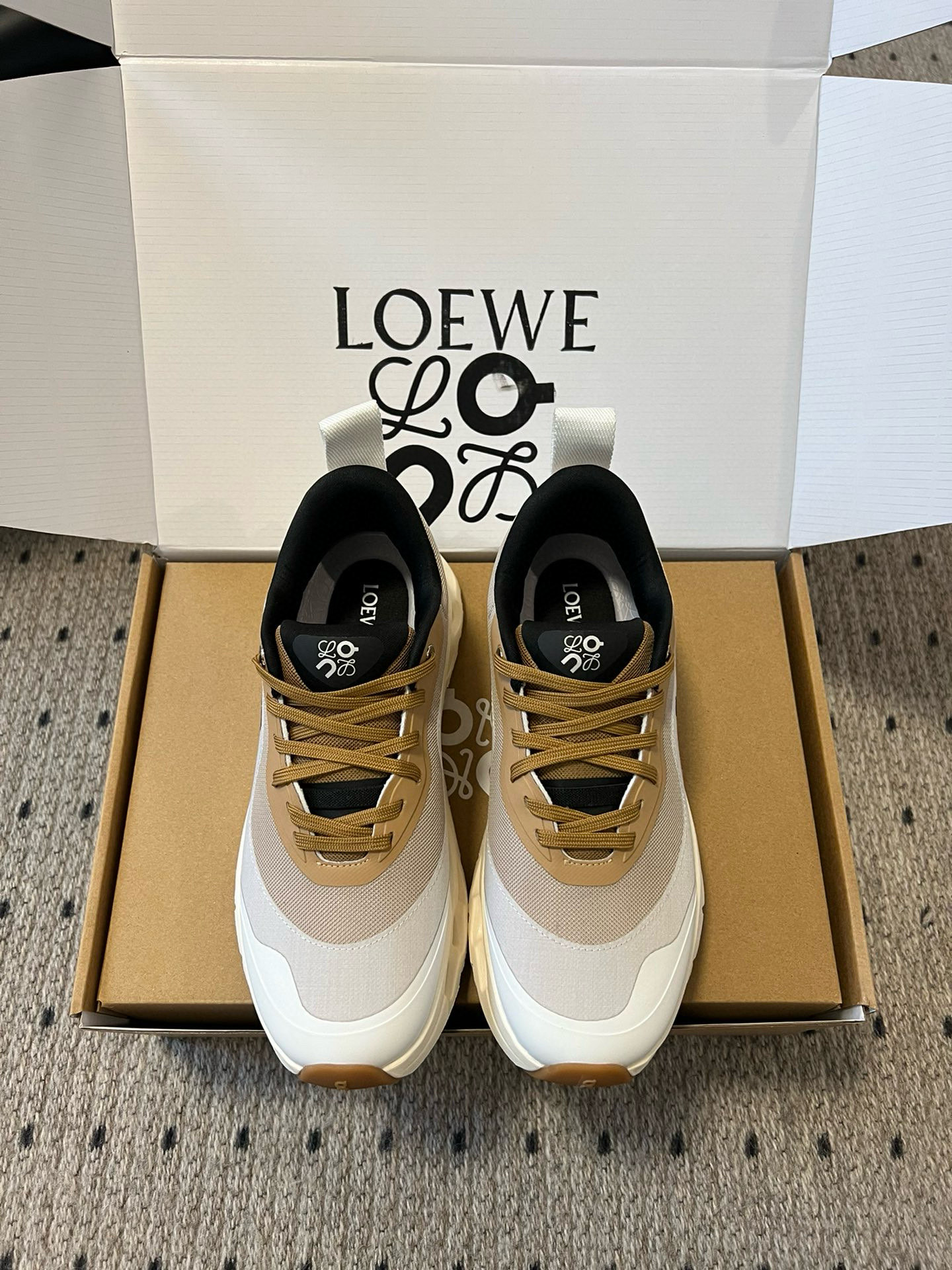 NO:414439,New colors are coming Loew* Loew xon cioudtilt2.0 couple running shoes The super popular Loew joint running shoes are super light!  !  The new collaboration series of Loewe xon Annpo, the brand and Swiss high-performance sports brand On jointly created this series of works are designed for urban and outdoor life, fully demonstrating the technological quality of sustainable concepts. Made of recycled polyester fiber and mesh cloth, it is made of exclusive rubber sole, with loewe classic 1og0 printed on the side of the shoe, decorated with full coverage of seam details. This cooperation combines On Annpo's professional technology and loewe's exquisite craftsmanship, and is used in the production and design of the production and design, specially designed for urban life and outdoor sports. Women's 35/40 (40 custom-made no return or exchange) Men's 39/45 (45 custom-made no return or exchange), casual shoes/sports, loewe, loewe, sneakers19860909新色来袭Loew* 罗意威xon cioudtilt2.0 情侣款跑鞋 超火的罗意威联名跑步鞋,超级轻便！！罗意威 xon 昂跑全新合作系列时尚,品牌与瑞士高性 能运动品牌on携手打造的此系列作品专为城市与户外 生活而设,充分彰品蕴含可持续理念的科技品质.由再生聚酯纤维和网眼布制成,采用独家橡胶鞋底,鞋侧印有loewe 罗意威经典1og0,饰有全覆盖贴缝细节.此次合作,将on昂跑专业技术和loewe 罗意威的精湛工艺结合,运用在的制作和设计中,专为城市生活和户外运动打造 女款35/40（40定做不退不换） 男款39/45（45定做不退不换）,休闲鞋/运动鞋,loewe,loewe,sneakers,Women's Shoes