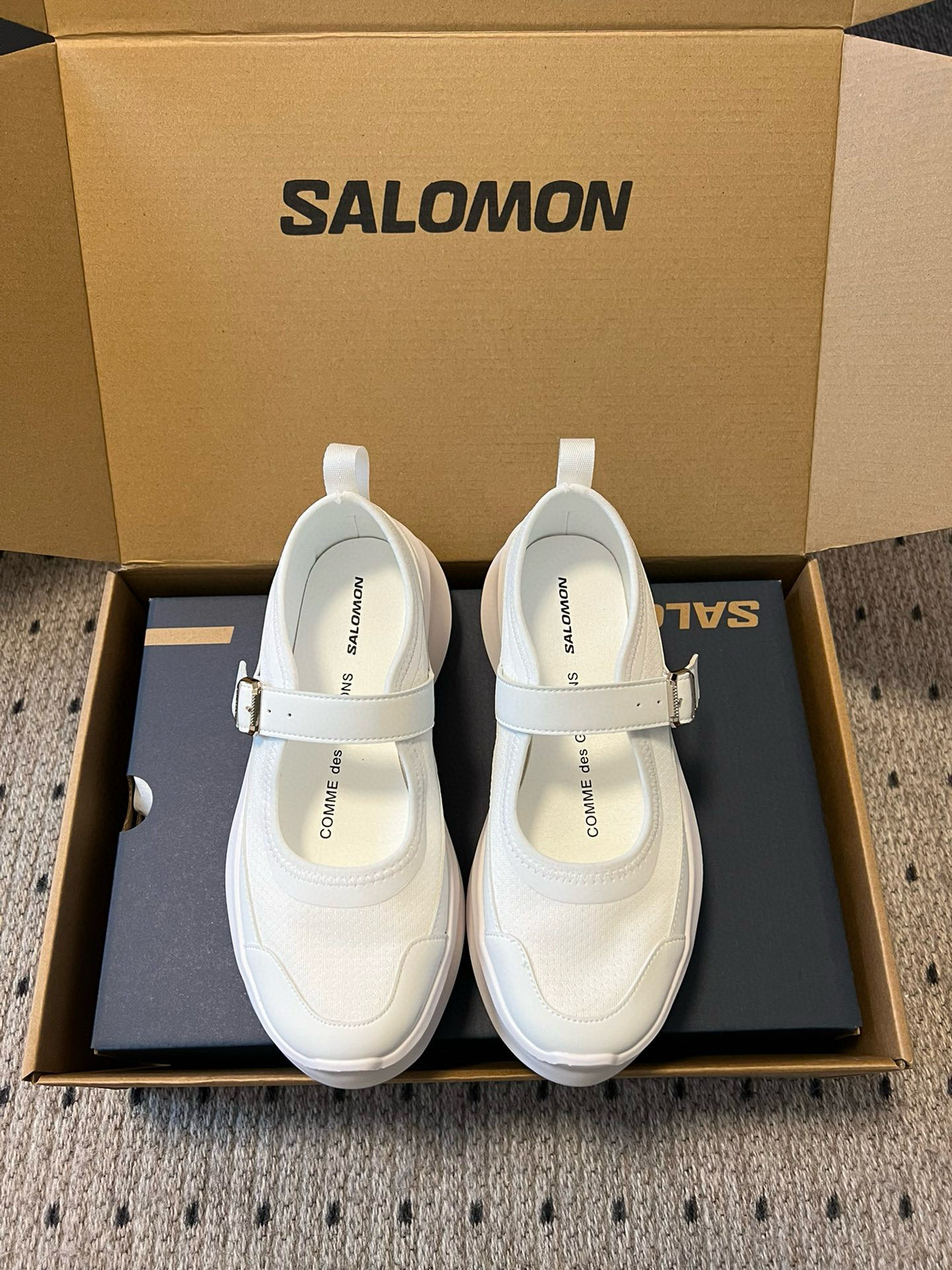 NO:414428,Purchase grade CDG x Salomon Co-branded XT-6 series Thick sole Mary Jane Casual Sports Shoes Original purchase and development Production Continue the brand design genes, integrating simple design and practical technology The joint shoes are still in a simple black and white color scheme, and the brand words on the shoes also reflect a minimalist design style. With the Contagrip rubber thick sole design, the reinterpreted upper part replaces the previous drawstring shoelaces with Pulsar Advanced sole cover outline, and is decorated with details such as mesh, tear-resistant upper, waterproof rubber strips and nylon pull rings. Fabric: Original custom imported technology fabric Inner: Original imported breathable mesh Outsole: Original mold-opening ultra-light foaming material Sole thickness: 6.5CM  35/40 (40 custom made without return or exchange), Mary Jane, mary jane, sneakers19860909代购级 CDG x Salomon 萨洛蒙 联名款XT-6 系列 厚底 玛丽珍 休闲 运动鞋 原版购入开发 做货 延续品牌设计基因,融合简约的设计和实用的技术性 联名鞋款依旧是黑白简约配色,鞋身上的品牌字样也体现出极简主义的设计风格 搭配Contagrip 橡胶厚底鞋底设计,重新演绎的鞋面部分则以Pulsar Advanced袜套式轮廓替换了之前抽绳鞋带 并饰有网眼、抗撕裂材质鞋面、防水胶条以及尼龙拉环等细节 面料: 原版定制进口科技面料 内里: 原版进口透气网里 大底: 原版开模超轻发泡材质 底厚: 6.5CM 码数35/40（40定做不退不换）,玛丽珍,mary jane,sneakers,Women's Shoes